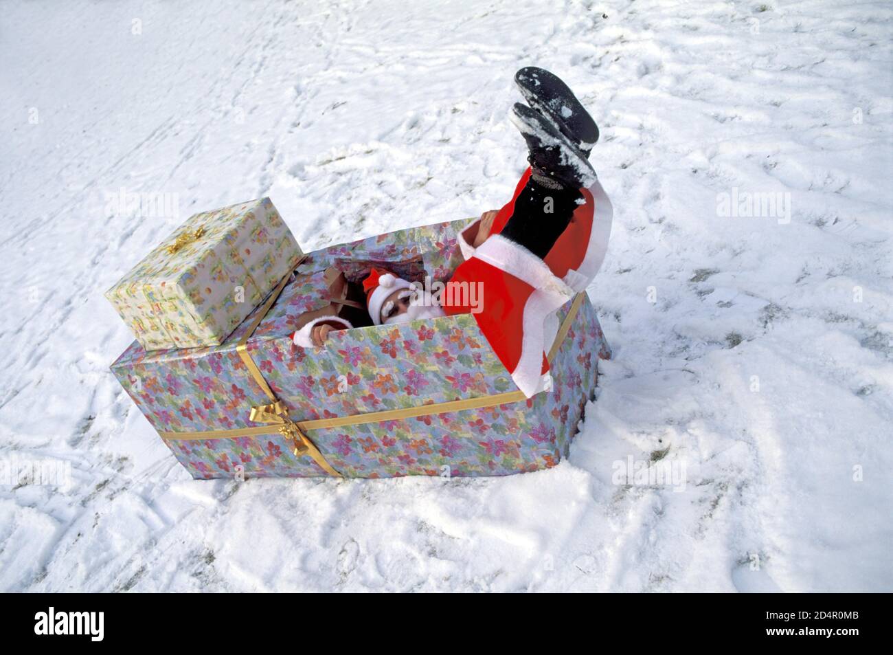 Misadventure, Weihnachten, fällt der Weihnachtsmann in die Geschenkbox, Berlin, Deutschland, Europa Stockfoto Misadventure, Weihnachten, fällt der Weihnachtsmann in die Geschenkbox, Berlin, Deutschland, Europa Stockfoto