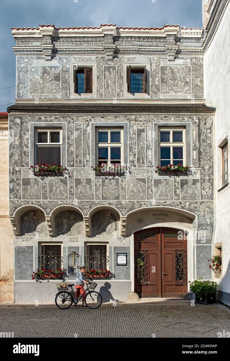 Hausnr 520 mit sgravitti aus Ovids Metamorphosen an Fassade, Slavonice, Tschechien, Europa Stockfoto