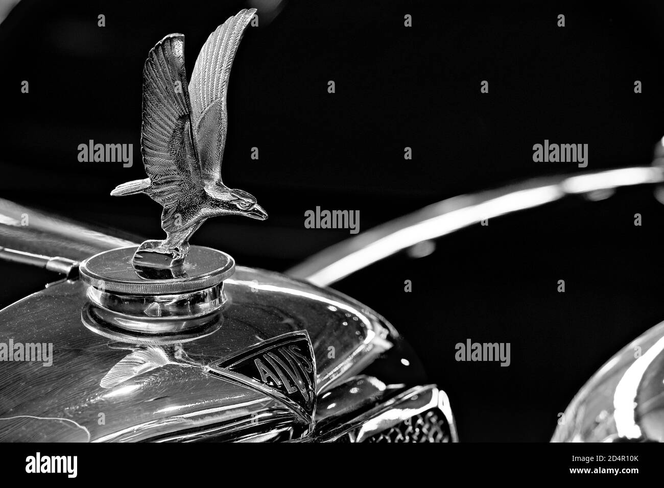 Kühlerfigur Adler des Oldtimer Alvis Speed 20, in schwarz und weiß Stockfoto
