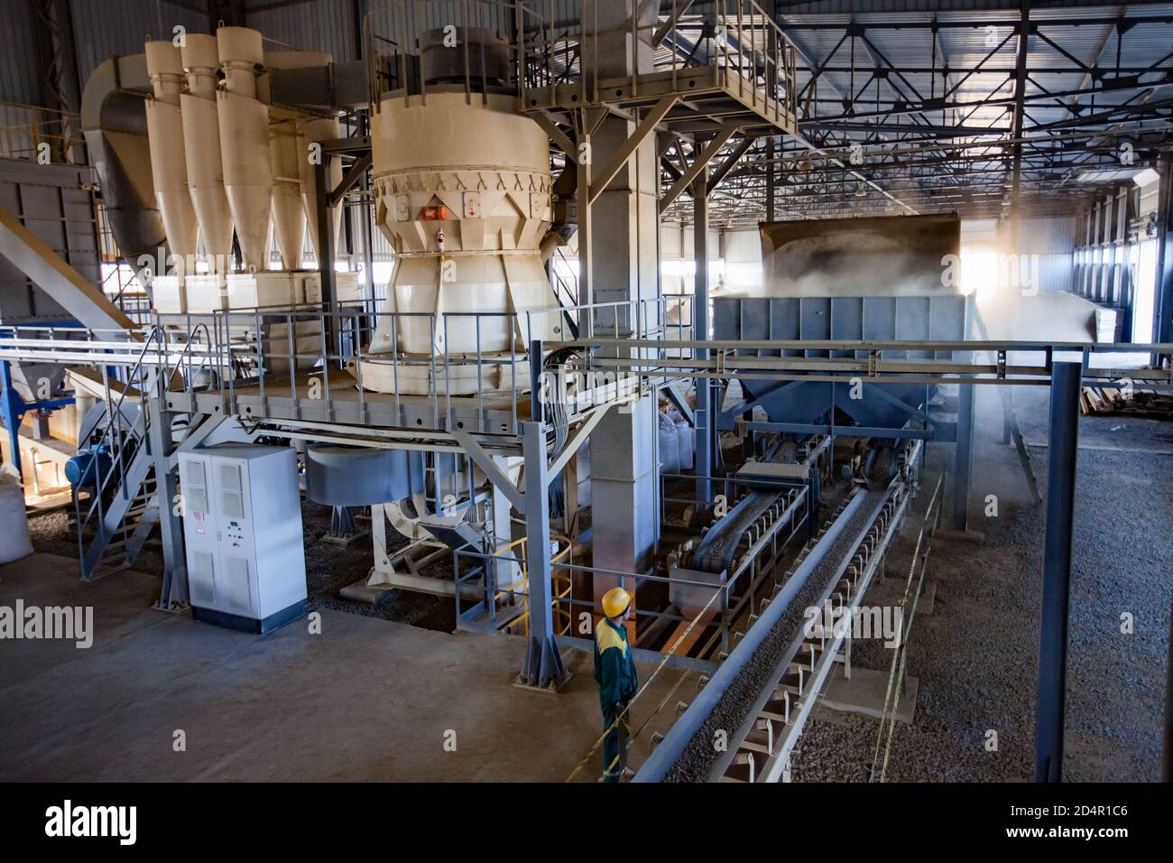 Region Aktobi/Kasachstan - Mai 04 2019: Phosphatdüngeanlage. Pellets produzierende Maschine des vollen Kreises. Der Bediener steuert den Prozess. Stockfoto