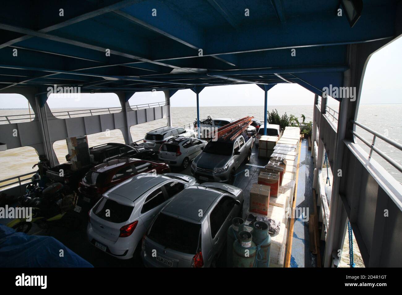 BELÉM, PA - 07.10.2020: TRAVESSIA BELÉM DO PARÁ AMAPÁ - über Belém do Pará, entlang des Amazonas, nach Santana (AP). Die Überfahrt von mehr als 24 Stunden, auf dem Schiff Ana Beatriz VIII, verlassen Porto Líder, in der Nachbarschaft Jurunas, in Belém do Pará, verlassen durch das Bett des Flusses Guamá, die bald trifft den großen Amazonas-Fluss. Auf dem Weg halten einige, von der Mitte der Nacht bis in die frühen Morgenstunden, andere kleine Boote treffen sich mit dem Schiff, um Waren wie açaí, die das Land von Pará verlässt, um in Amapá verkauft werden. Auf dem Foto, Autos auf dem Schiff. (Foto: Mauro Ak Stockfoto