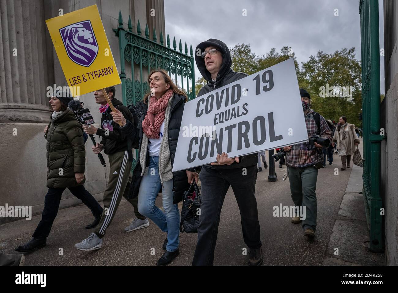 London, Großbritannien. Oktober 2020. Anti-Covid19 Demonstranten marschieren unter starker Polizeipräsenz aus dem Hyde Park, um sich gegenüber der Downing Street als Teil der laufenden Demonstrationen gegen die aktuelle Regierung zu versammeln, die Coronavirus-Beschränkungen auferlegte. Die Verschwörungstheoretiker behaupten weiterhin, die Pandemie sei eine Falschmeldung und fordern keine weiteren Sperren, keine soziale Distanzierung, keine Masken, keine Spur und Spur, keine Gesundheitspässe, keine obligatorischen Impfungen und keine "neue Normalität". Kredit: Guy Corbishley/Alamy Live Nachrichten Stockfoto