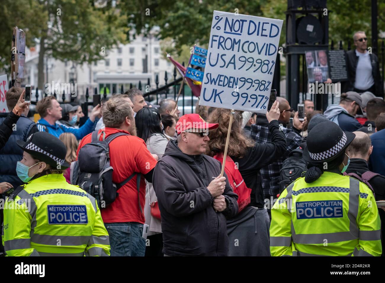 London, Großbritannien. Oktober 2020. Anti-Covid19 Demonstranten versammeln sich gegenüber Downing Street unter einer starken Polizeipräsenz als Teil der laufenden Demonstrationen gegen die aktuelle Regierung verhängte Coronavirus-Beschränkungen. Die Verschwörungstheoretiker behaupten weiterhin, die Pandemie sei eine orchestrierte Falschmeldung und fordern keine weiteren Lockdown-Vorschriften, keine soziale Distanzierung, keine Masken, keine Spur und Spur, keine Gesundheitspässe, keine obligatorischen Impfungen und keine "neue Normalität". Kredit: Guy Corbishley/Alamy Live Nachrichten Stockfoto