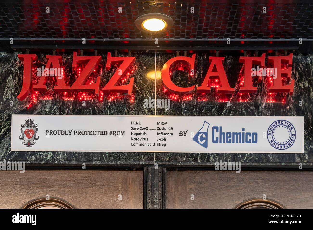 Detroit, Michigan - das Jazz Cafe in der Music Hall listet alle Krankheiten auf, von denen man sagt, dass sie vor chemischen Desinfektionsmitteln geschützt sind. Stockfoto