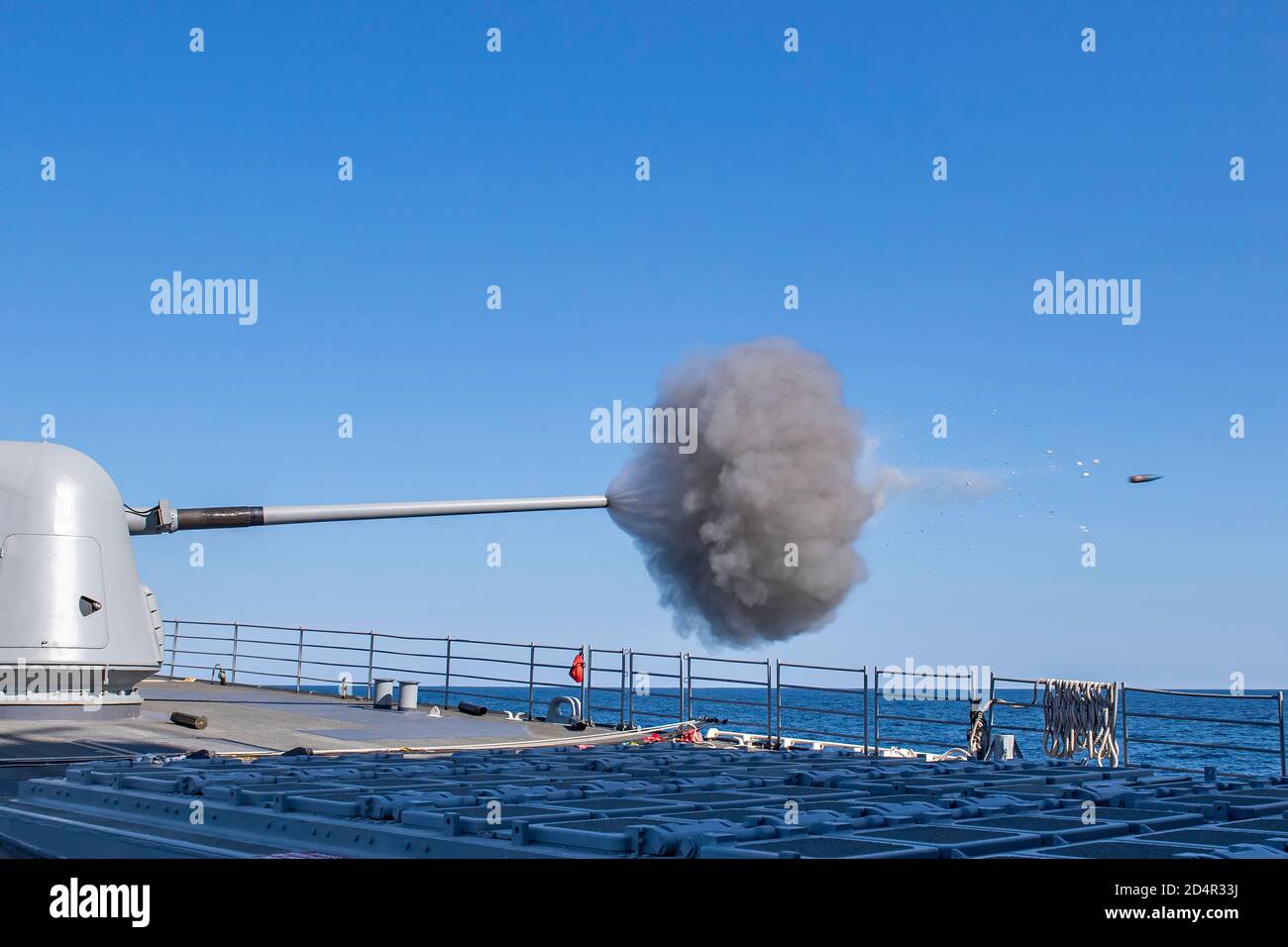 200114-N-PC620-0132 ARABISCHES MEER (JANUAR 14, 2020) Der Lenkflugkörperkreuzer USS Normandy (CG 60) feuert während einer Live-Feuer-Übung sein 5-Zoll-Geschütz Mark 45 Mod 4 ab. Die Normandie ist Teil der Harry S. Truman Carrier Strike Group und wird im 5. Flottengebiet der USA zur Unterstützung von Marineoperationen eingesetzt, um die Stabilität und Sicherheit im Seeverkehr in der Zentralregion zu gewährleisten. Sie verbinden das Mittelmeer und den Pazifischen Ozean durch den westlichen Indischen Ozean und drei strategische Chokepunkte. (USA Navy-Foto von Mass Communication Specialist 2. Klasse Michael H. Lehman/Veröffentlicht) Stockfoto