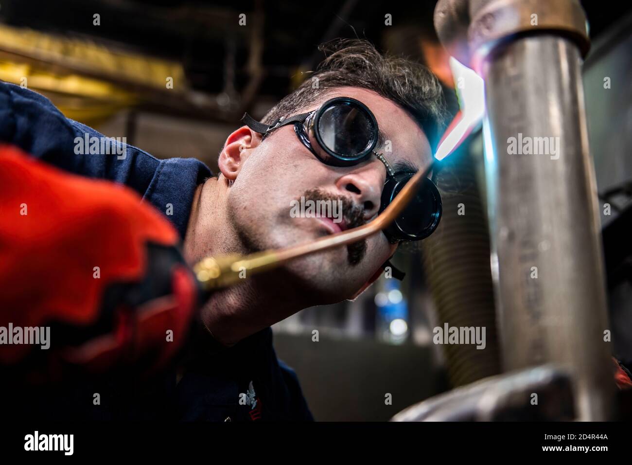 MEER VON JAPAN (JANUAR 14, 2020) Hull Maintenance Technician 1st Class Nicolo Vivona aus Lebanon, Pa., geflohen ein Kupfer-T-Gelenk, das in der allgemeinen Werkstatt an Bord des Arleigh-Burke-Klasse-Lenkflugkörperzerstörers USS Milius (DDG 69) an einem Rohr befestigt ist. Milius führt derzeit Operationen im Indopazifik durch, während er dem Destroyer Squadron (DESRON) 15, dem größten nach vorn eingesetzten DESRON der Marine und der Hauptoberflächentruppe der U.S. 7th Fleet, zugewiesen ist. (USA Navy-Foto von Mass Communication Specialist, 2. Klasse, Taylor DiMartino) Stockfoto