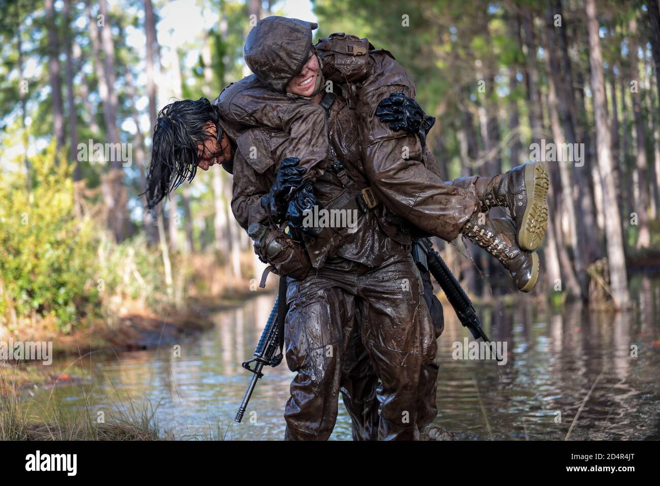Recruits mit Hotel Company, 2. Rekrut Training Bataillon, nehmen an einer Crucible Veranstaltung im Marine Corps Recruit Depot Parris Island, South Carolina, 10. Januar 2020. Das Crucible ist eine 54-stündige Übung, die eine kontinuierliche körperliche und geistige Herausforderung darstellt. (USA Marine Corps Foto von Lance CPL. Christopher McMurry) Stockfoto