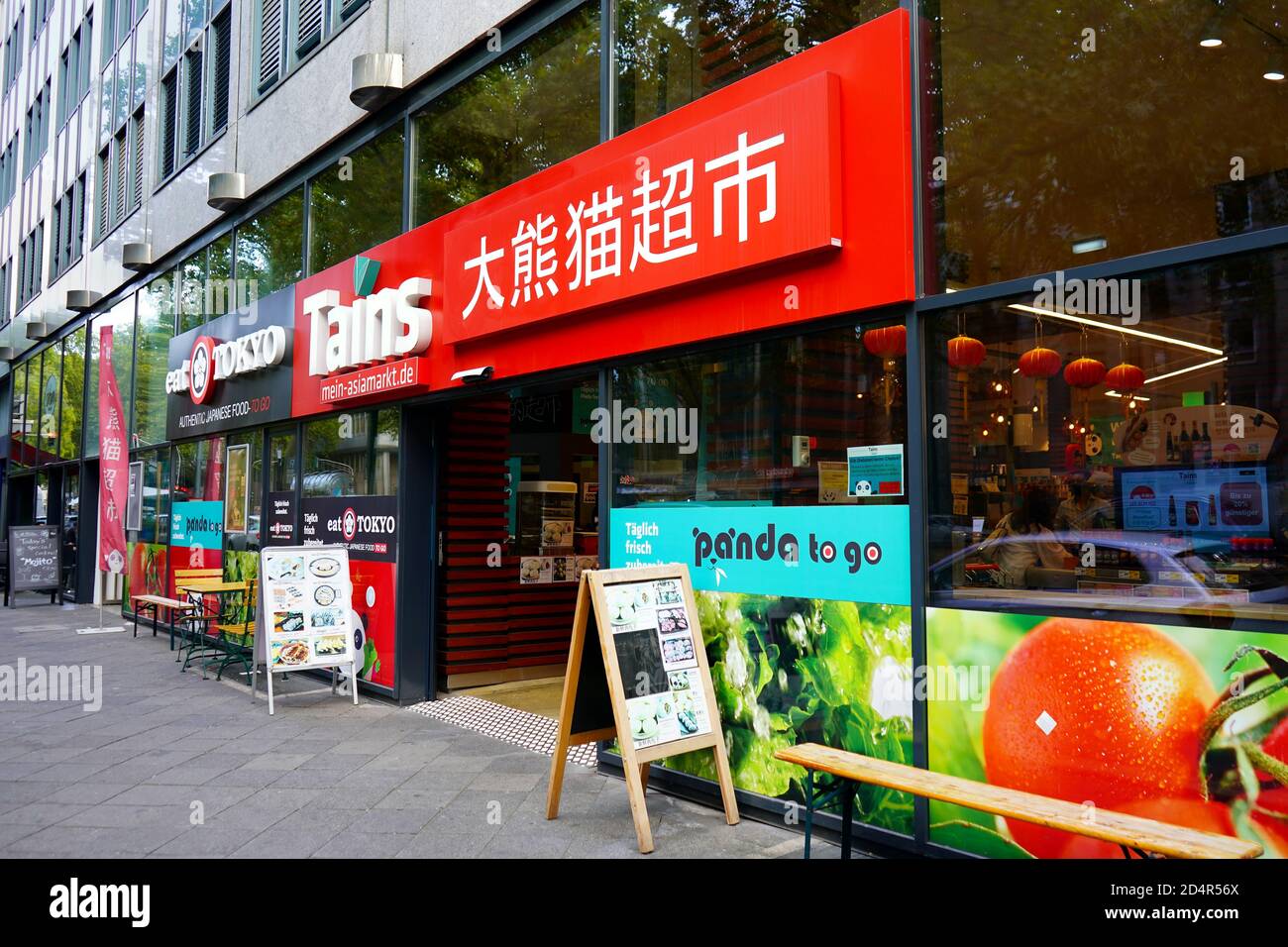 ASIATISCHER Supermarkt im beliebten japanischen Viertel in der Immermannstraße in Düsseldorf. Stockfoto