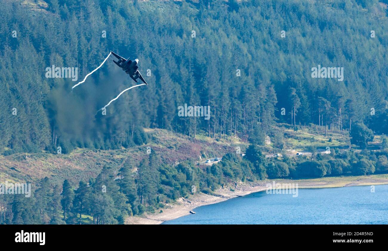 F-15E Strike Eagle von RAF Lakenheath Low Level fliegen in Thirlmere im Lake District, LFA17 Stockfoto