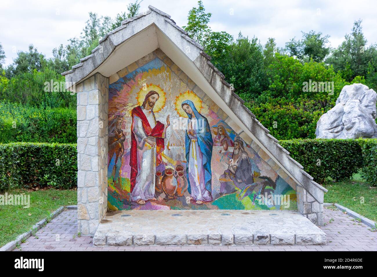 Medjugorje, Bosnien und Herzegowina. 2016/6/5. Mosaik der Hochzeit in Kana als zweites leuchtendes Geheimnis des Rosenkranzes. Heiligtum unserer Lieben Frau von Medjugorje. Stockfoto