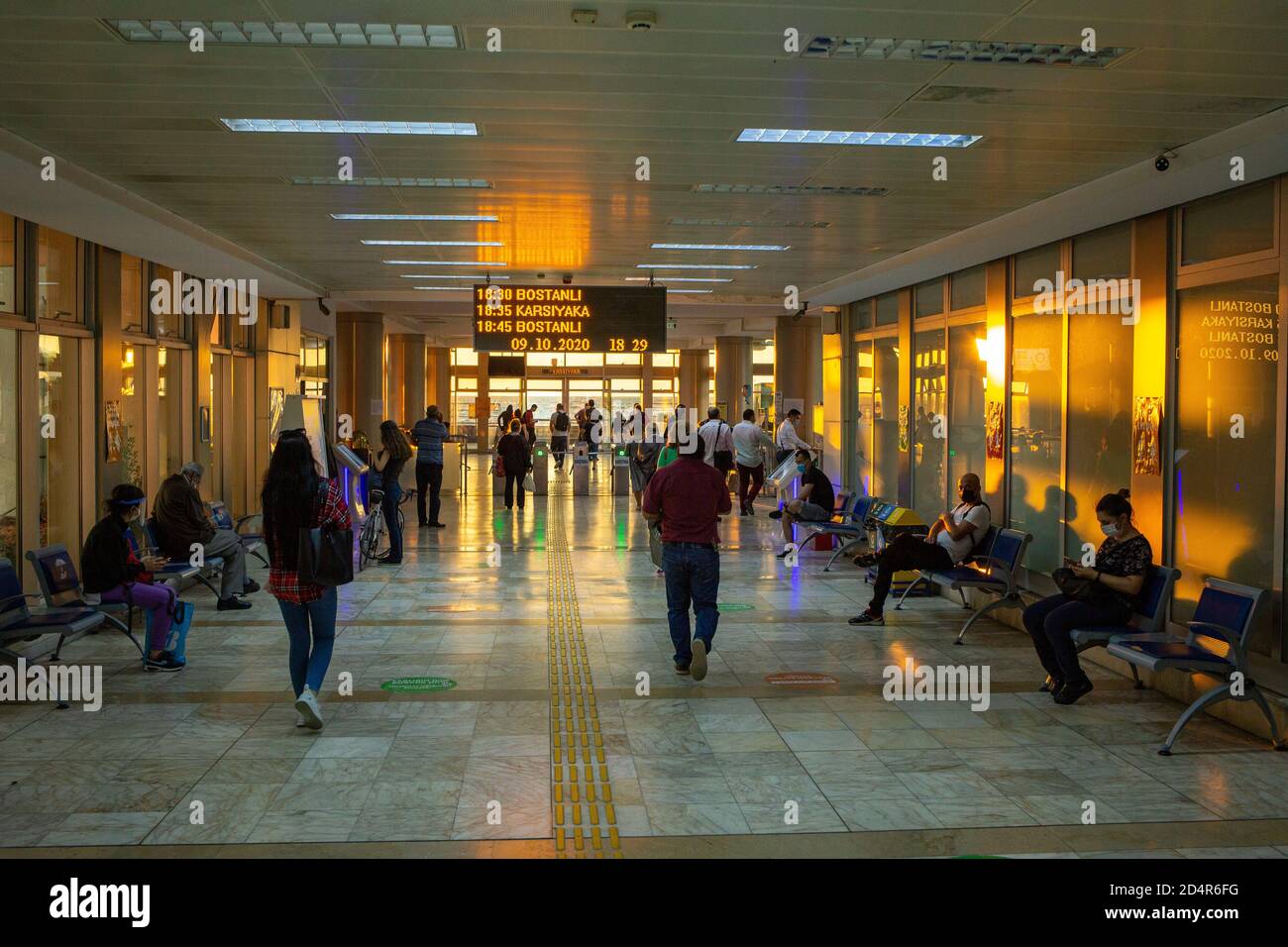 Innen- und Außenansicht des Konak Ferry Terminal, ein Passagierfähre Terminal im Zentrum von Konak, Izmir am Golf von Izmir, Türkei. Stockfoto