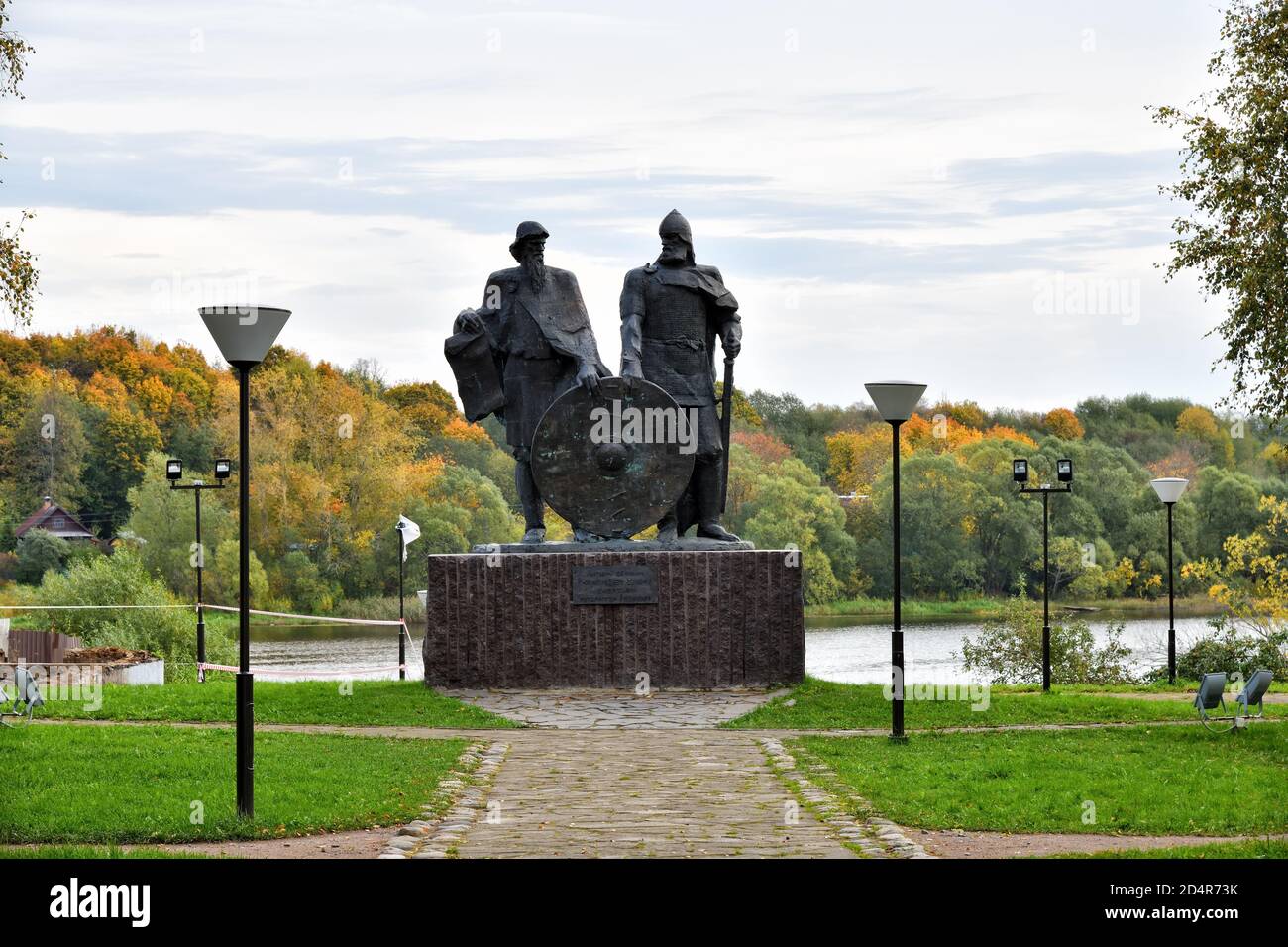 Staraya Ladoga, Russland - 6. Oktober 2020: Denkmal für die beiden Fürsten Rurik und prophetische Oleg, Gründer des russischen Staates. Gegründet im September Stockfoto