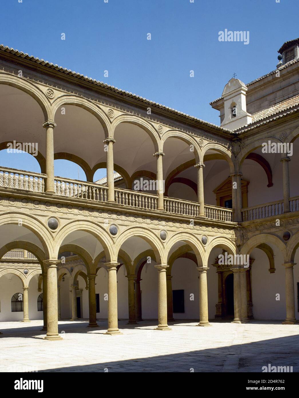 Spanien, Kastilien-La Mancha, Toledo. Hospital de Tavera oder Hospital de San Juan Bautista. Es wurde im Renaissancestil zwischen 1541 und 1603 im Auftrag des Kardinals Tavera erbaut. Das Krankenhaus war Johannes dem Täufer gewidmet. Detail des Doppelsäulenhofes. Stockfoto