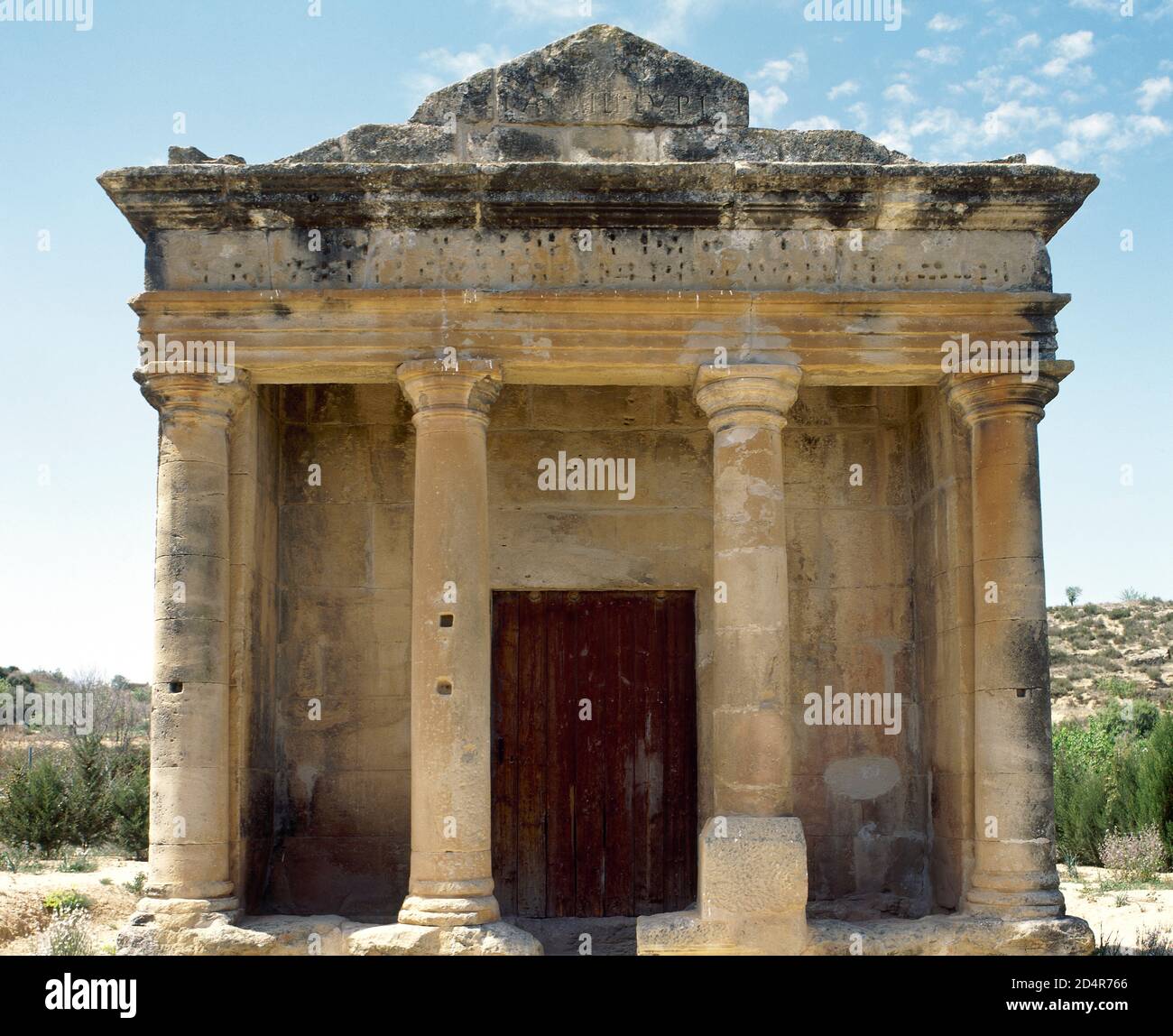 Spanien, Aragon, Provinz Zaragoza, in der Nähe des Dorfes Fabara. Römisches Mausoleum von Lucius Aemili Lupi. 2. Jahrhundert n. Chr. Hauptfassade. Stockfoto