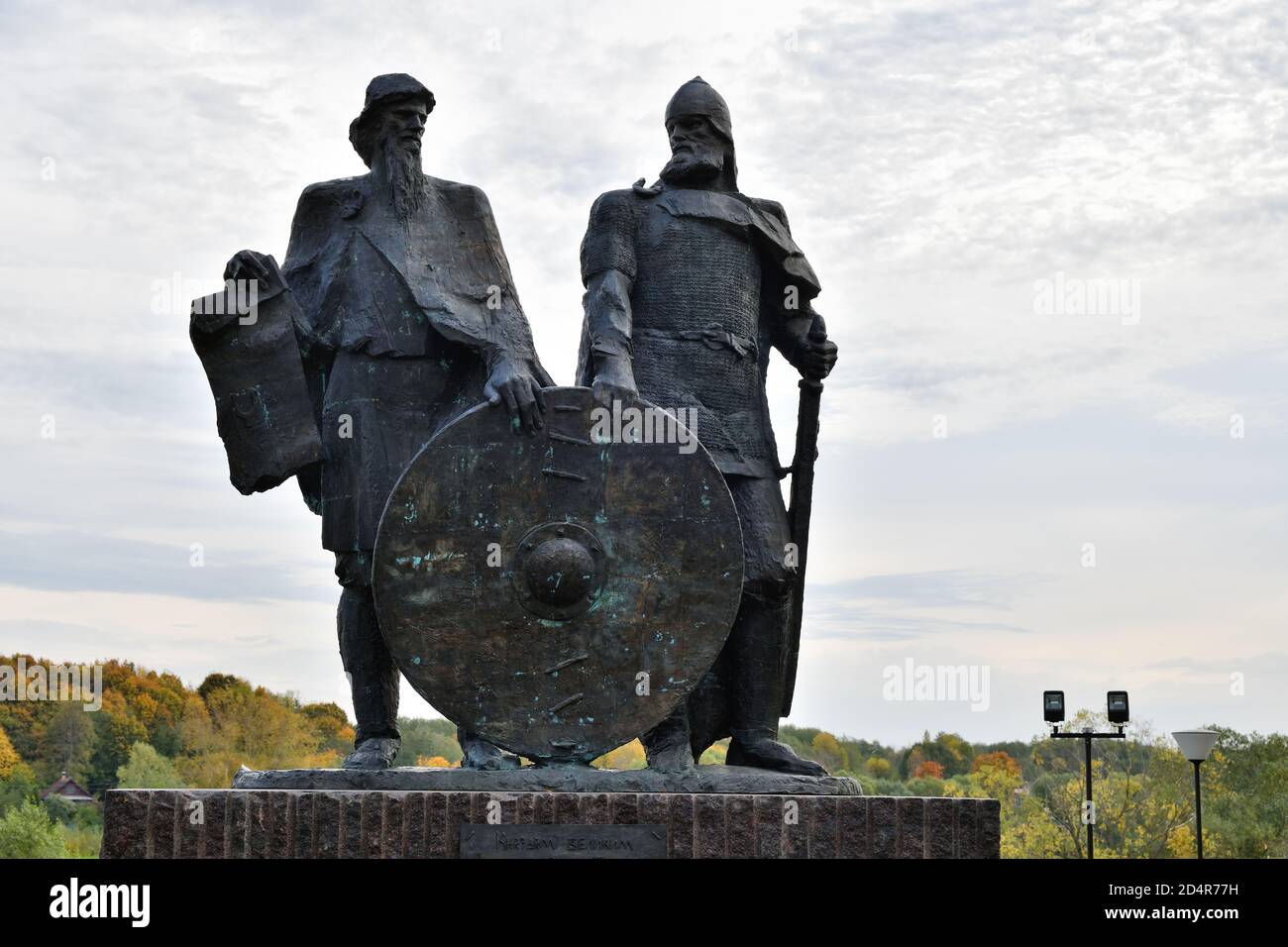 Staraya Ladoga, Russland - 6. Oktober 2020: Denkmal für die beiden Fürsten Rurik und prophetische Oleg, Gründer des russischen Staates. Gegründet im September Stockfoto