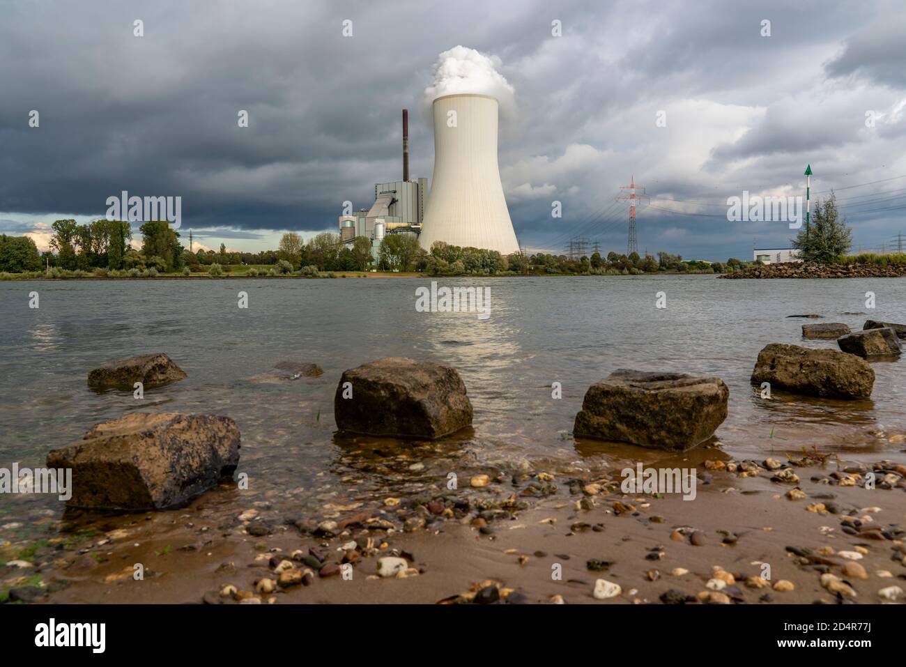 Kühlturm des Kohlekraftwerks Duisburg-Walsum, betrieben von STEAG und EVN AG, 181 Meter hoch, Kraftwerksblock 10, Dampfwolke, Duisbur Stockfoto