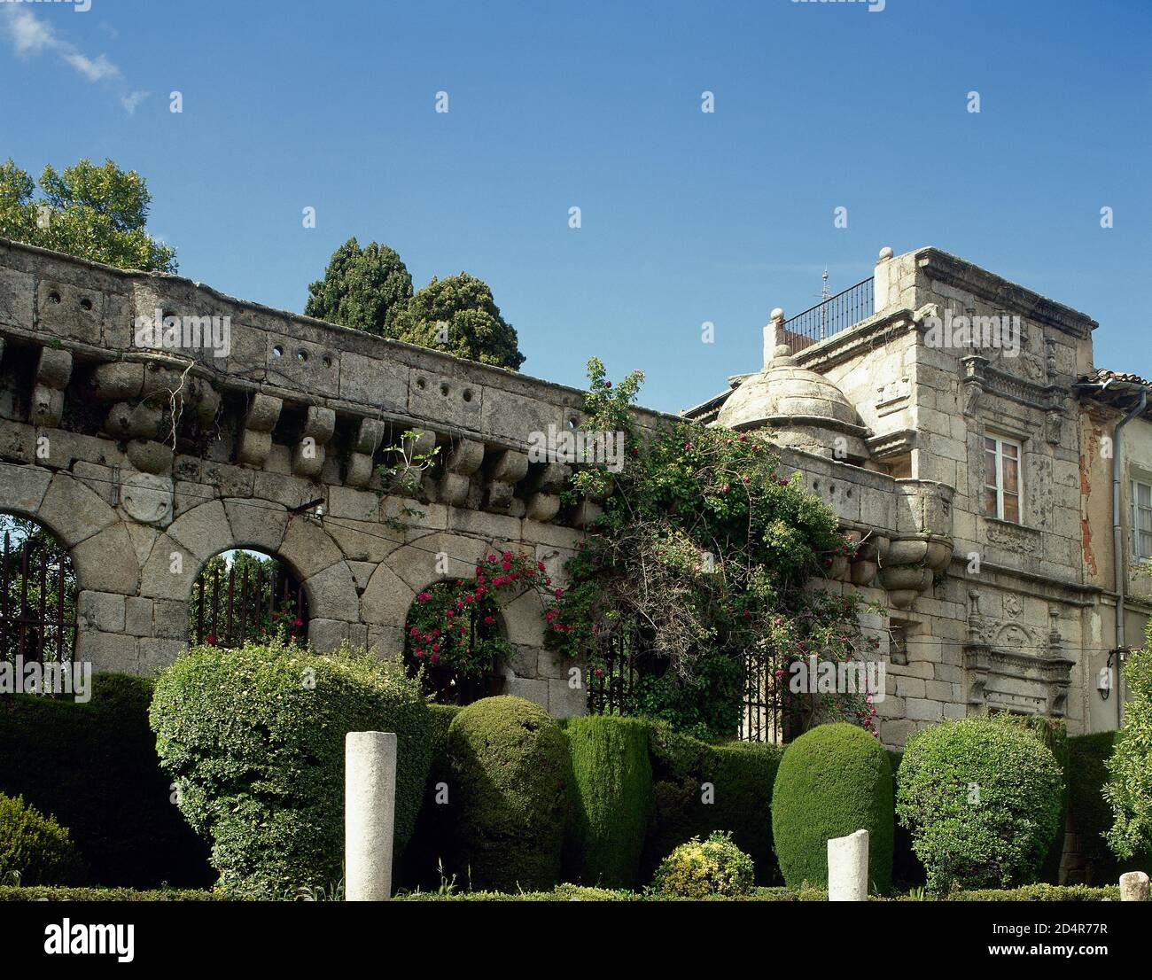 Spanien, Gemeinschaft Madrid, Cadalso de los Vidrios. Palast von Villena. Es wurde im Jahr 1423 auf Initiative von Alvaro de Luna, Herzog von Trujillo und Constable von Kastilien, erbaut, der es als Sommerresidenz nutzte. Renaissance-Stil. Seinen Namen verdankt es dem Marquis von Villena, Juan Fernandez Pacheco, der vom Sturz von Alvaro de Luna profitierte. Südfassade, mit halbrunden Bögen. Stockfoto