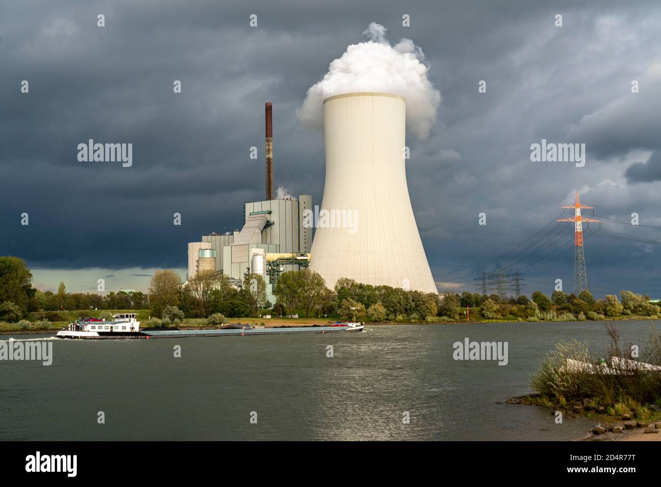 Kühlturm des Kohlekraftwerks Duisburg-Walsum, betrieben von STEAG und EVN AG, 181 Meter hoch, Kraftwerksblock 10, Dampfwolke, Kohle ca. Stockfoto