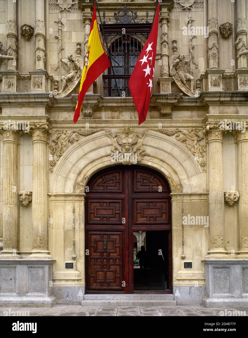 Spanien, Kommune von Madrid, Alcala de Henares. Universität oder College von San Ildefonso (Alte Universität). Gegründet von Kardinal Cisneros im Jahr 1498. Der Bau begann im 15. Jahrhundert und wurde von Pedro Gumiel im 16. Jahrhundert abgeschlossen. Architektonisches Detail der Hauptfassade (1543), erbaut von Rodrigo de Hontañon (1500-1577) im plateresken Stil. Eingang, Beispiel der spanischen Renaissance-Stil. Stockfoto