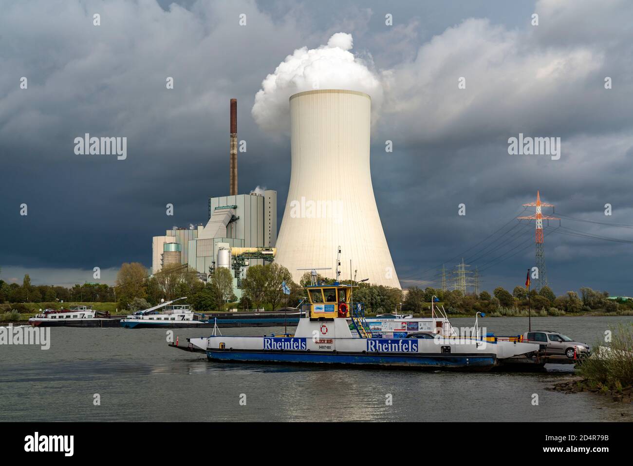 Kühlturm des Kohlekraftwerks Duisburg-Walsum, betrieben von STEAG und EVN AG, 181 Meter hoch, Kraftwerkseinheit 10, Dampfwolke, Rhein fe Stockfoto