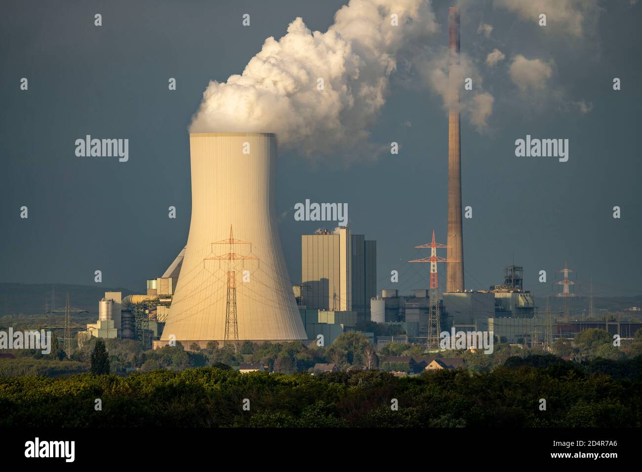 Kühlturm des Kohlekraftwerks Duisburg-Walsum, betrieben von STEAG und EVN AG, 181 Meter hoch, Kraftwerksblock 10, Dampfwolke, Duisbur Stockfoto