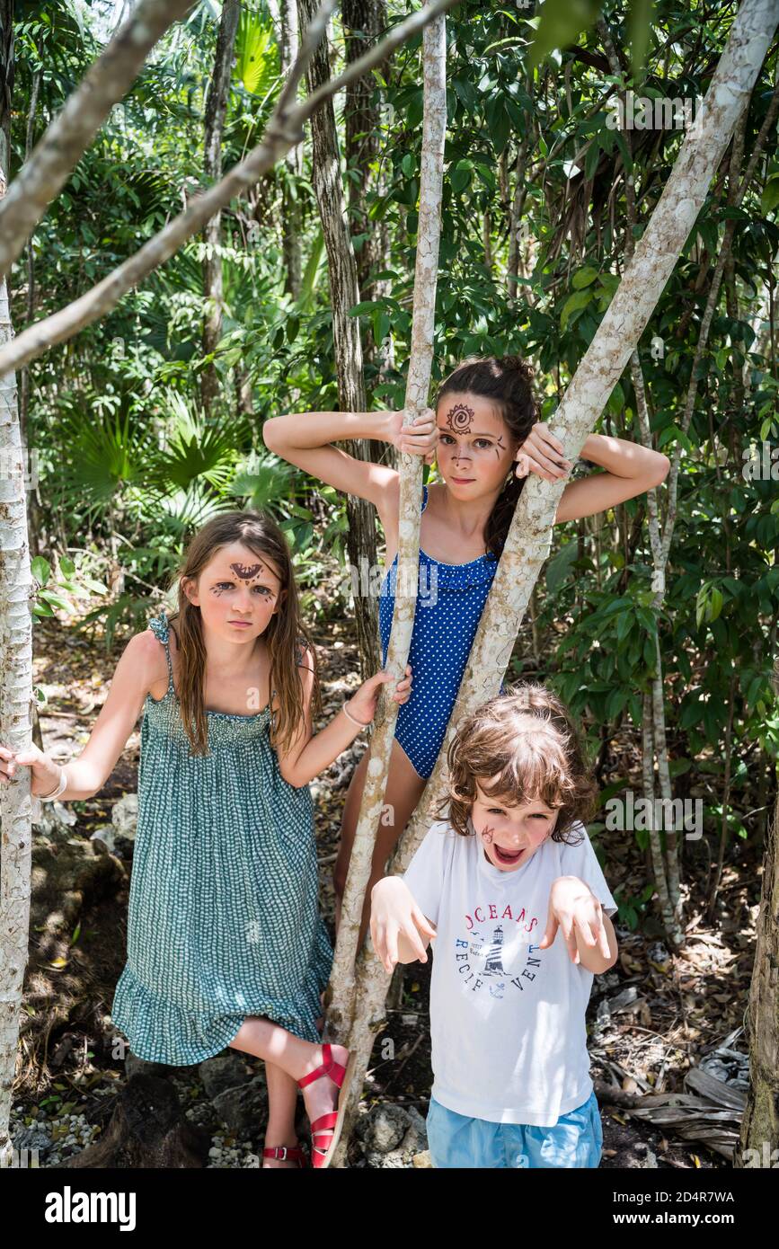 Make-up Kinder spielen im Wald. Stockfoto