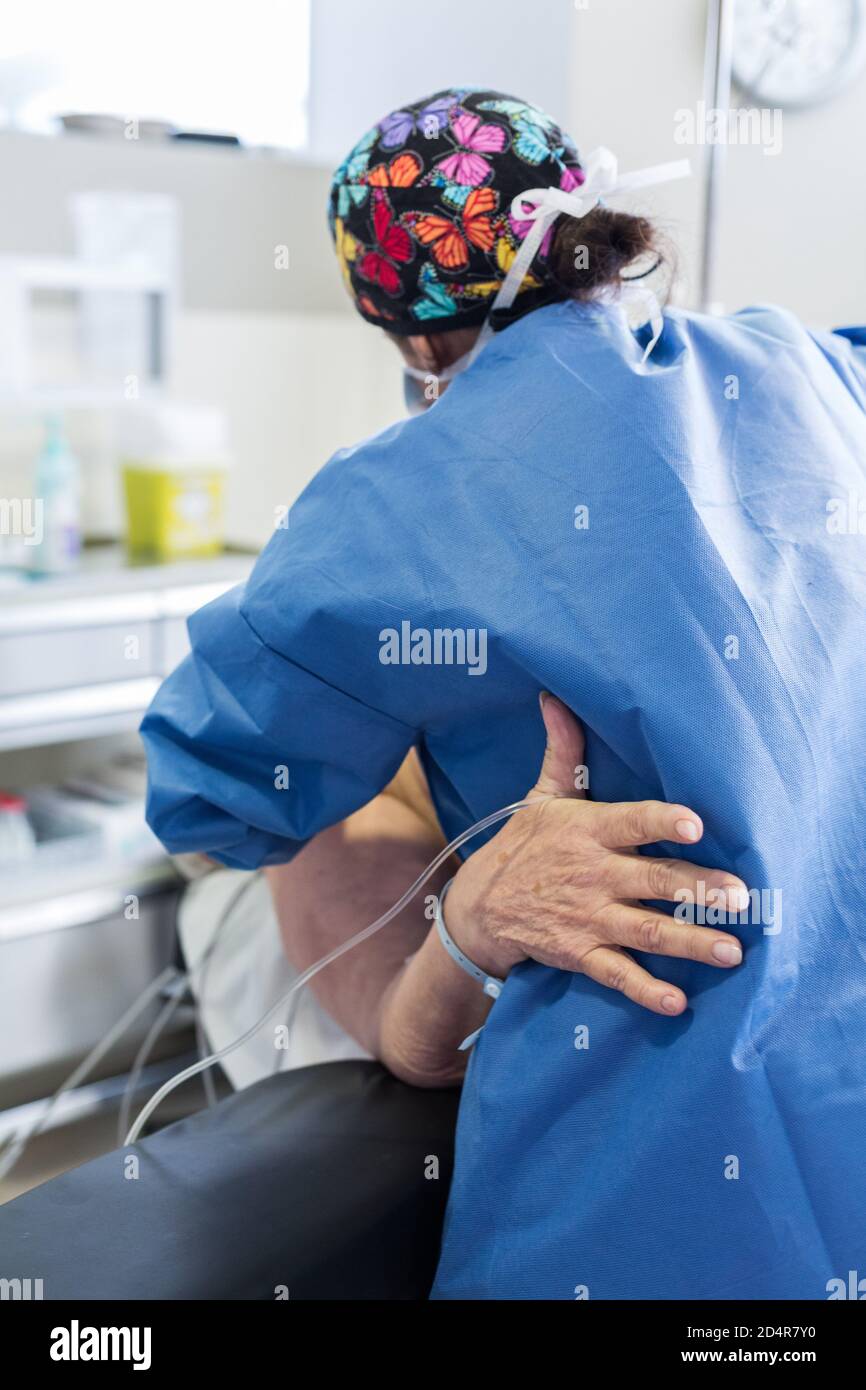 Krankenschwester mit einem Patienten in einem Operationssaal. Stockfoto