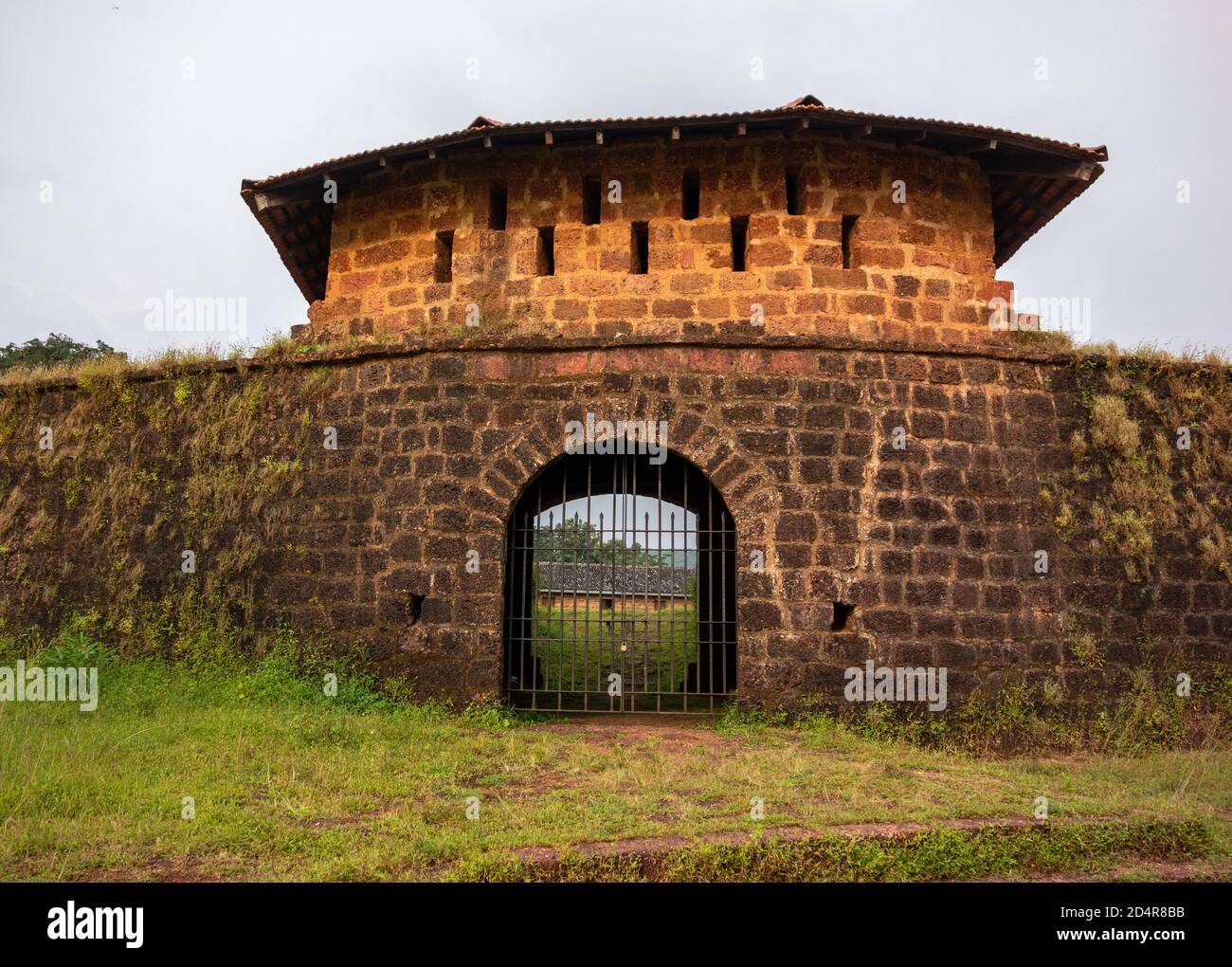 Der Eingang zum Fort Alorna ist wegen Renovierungsarbeiten geschlossen Die archäologische Untersuchung von Indien Stockfoto