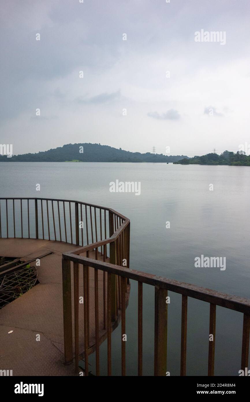 Angenehmer Blick auf den Amphane Dam Stausee an einem bewölkten Tag während der Monsunsaison in Goa, Indien Stockfoto