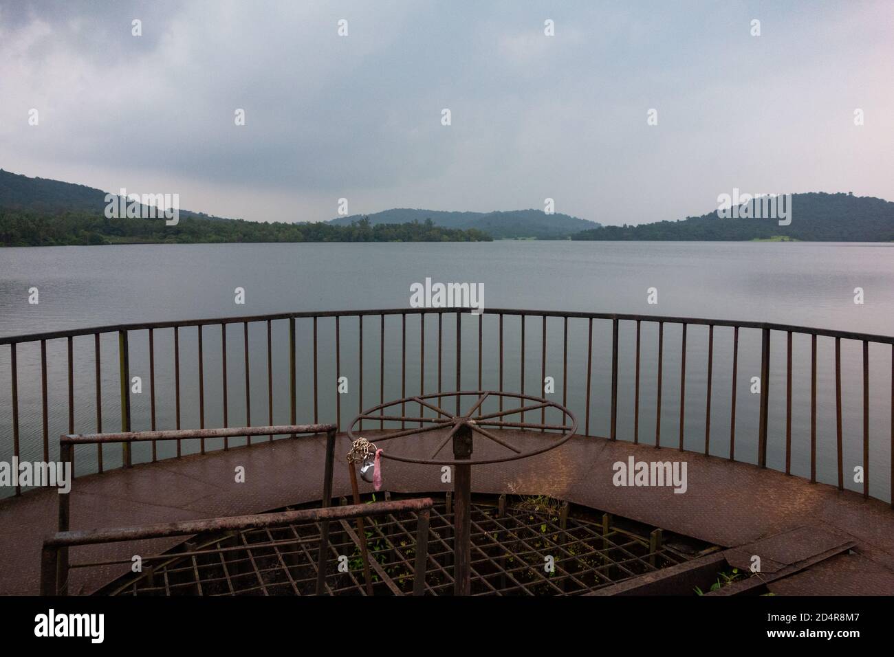 Angenehmer Blick auf den Amphane Dam Stausee an einem bewölkten Tag während der Monsunsaison in Goa, Indien Stockfoto