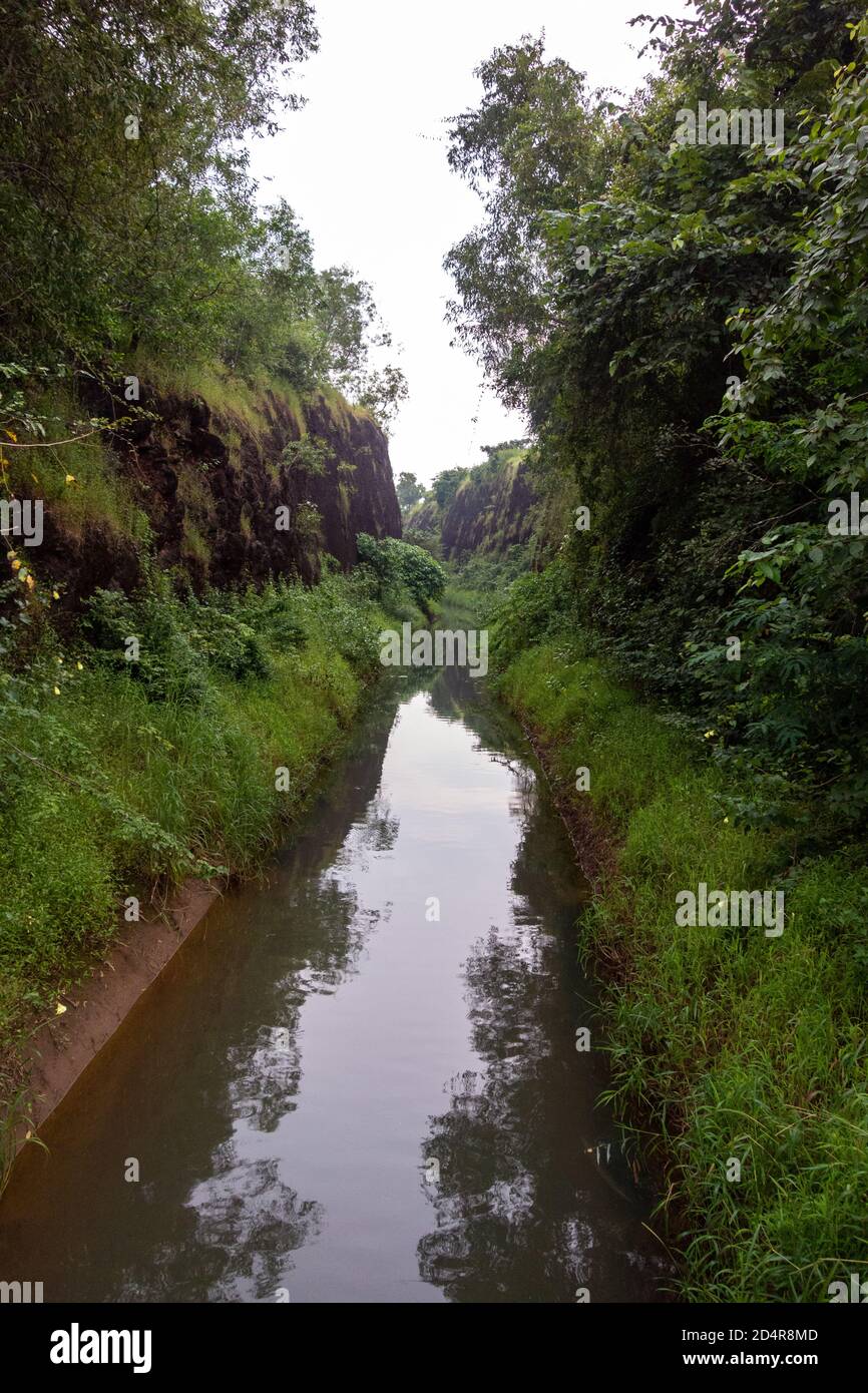 Landschaftlich schöner Blick auf den Wasserstrom, der zwischen zwei Bergen irgendwo in Pirna, Goa, Indien fließt Stockfoto