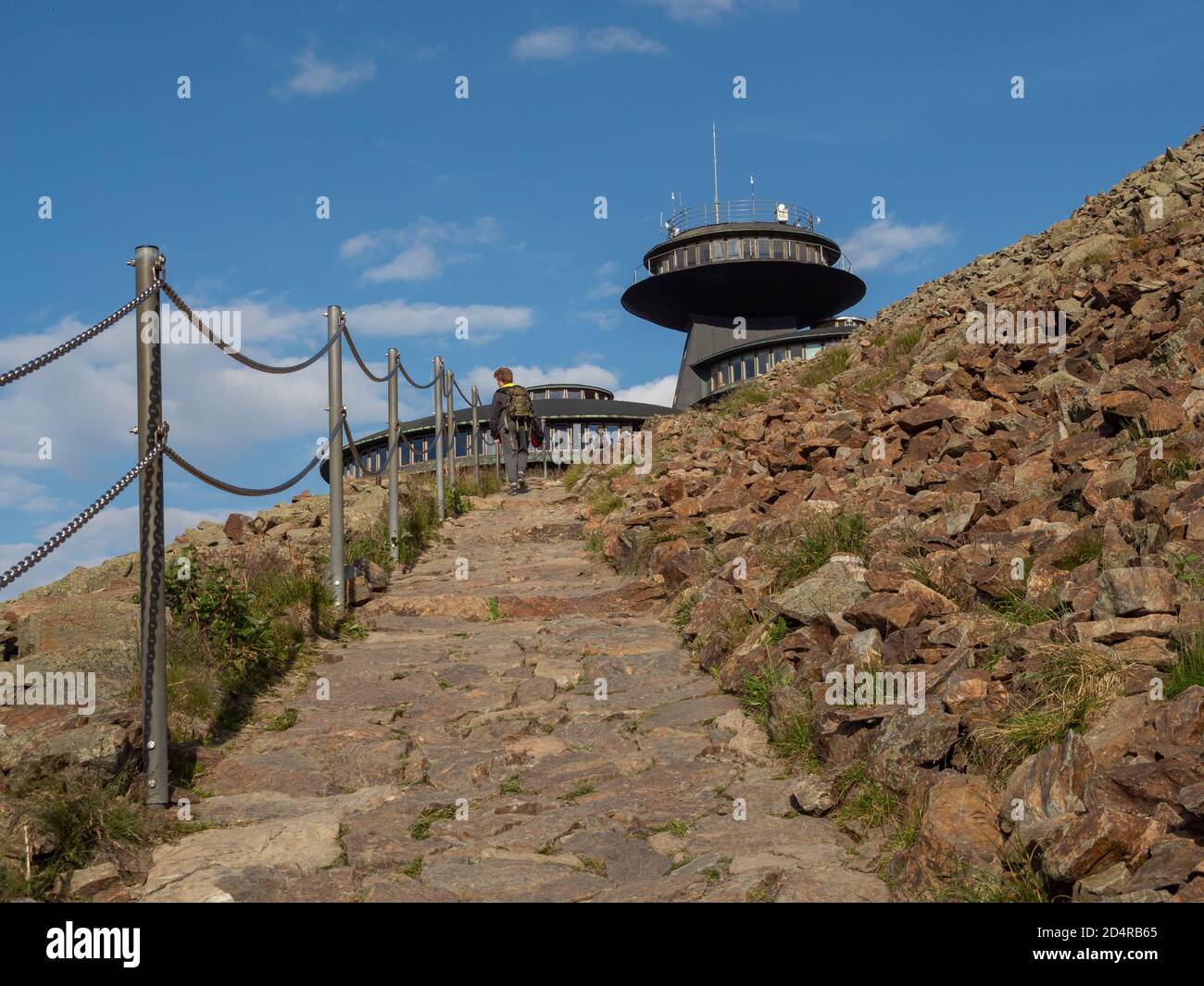 Karpacz/Polen - 24/10/2020 - Pfad zum Gipfel des Sniezka-Gebirges. Observatorium Gebäude an der Spitze. Stockfoto