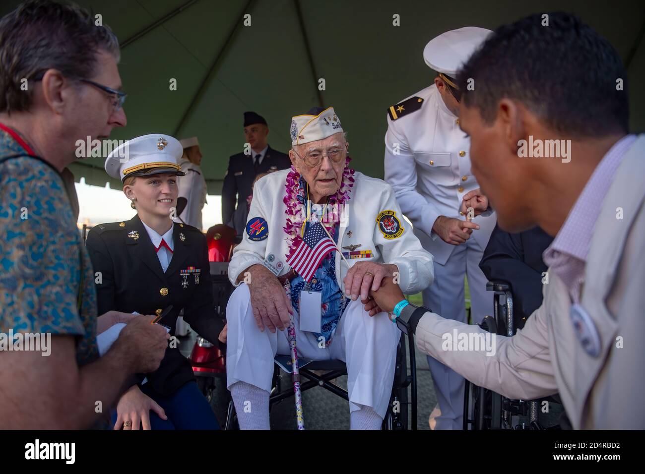 191207-N-XG173-1585 PEARL HARBOR (DEZ. 7, 2019) der Pearl Harbor-Überlebende Don Long erhält während des Gedenkens an die Erinnerung an Pearl Harbor zum 78. Jahrestag eine amerikanische Flagge. Die Gedenkfeier bot Dienstmitgliedern, Veteranen, Familienmitgliedern und der Gemeinschaft die Möglichkeit, die Opfer zu würdigen, die von denen, die am 7. Dezember 1941 anwesend waren, erbracht wurden. Seit den Anschlägen haben die USA und Japan mehr als 70 Jahre anhaltenden Friedens ertragen. (USA Navy-Foto von Mass Communication Specialist 3. Klasse Aja B. Jackson/Veröffentlicht) Stockfoto