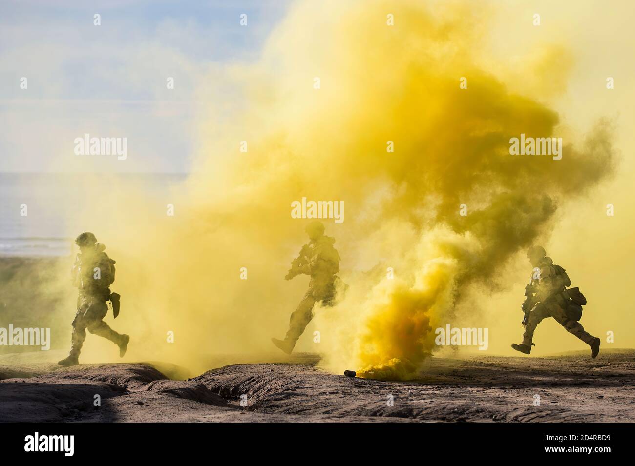U.S. Marines mit 1st Battalion, 1st Marine Regiment, 1st Marine Division, nehmen an einer amphibischen Landung und einem Angriff durch eine Kampfstadt am Red Beach während Steel Knight 20 im Marine Corps Base Camp Pendleton, Kalifornien, 6. Dezember 2019 Teil. "Steel Knight" ist eine jährliche Übung, die die westliche US-amerikanische und kalifornische Küste überspannt. Sie konzentriert sich auf Bodenbrände, Manöver, Taktiken der Kriegsführung und Befehls- und Kontrollfähigkeiten, um Marines und Matrosen in einer Reihe von Umgebungen zu testen und sich darauf vorzubereiten, Aggressionen gegen eine Nah-Peer-Bedrohung entgegenzuwirken. (USA Foto des Marine Corps von Lance Cpl. Stockfoto
