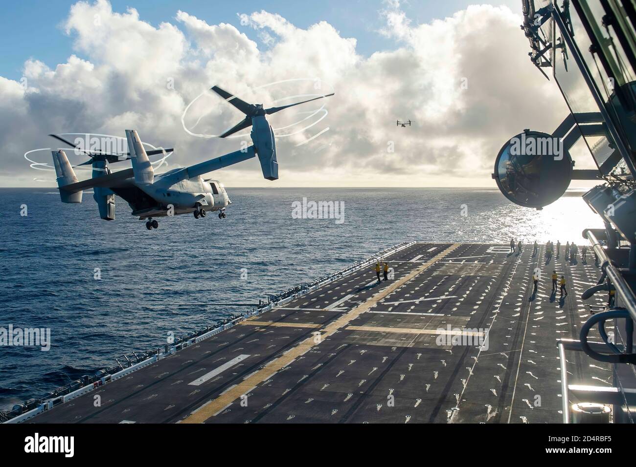 191204-N-TF178-1043 PAZIFISCHER OZEAN (DEZ 4, 2019) – ein MV-22B Fischadler, der dem Marine Medium Tiltrotor Squadron (VMM) 165 zugewiesen wurde, hebt vom amphibischen Sturmschiff USS Makin Island (LHD 8) ab. Makin Island führt Routineoperationen im Ostpazifik durch. (USA Navy Foto von Mass Communication Specialist 2nd Class Jeremy Laramore) Stockfoto
