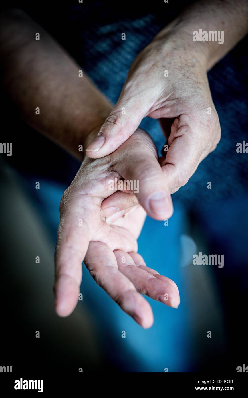 Ältere Frau leidet ein Gelenk Schmerzen in der Hand. Stockfoto