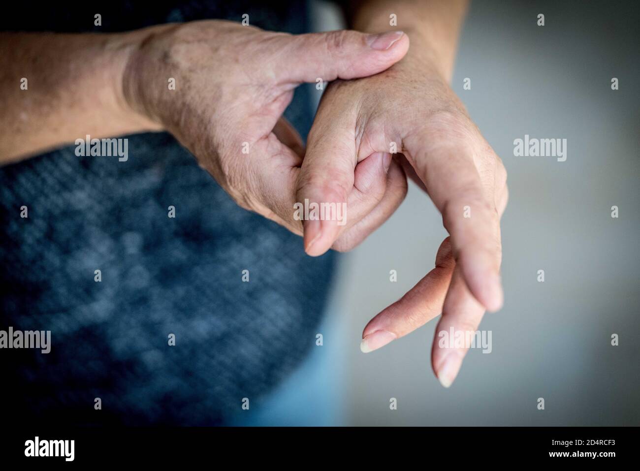 Ältere Frau leidet ein Gelenk Schmerzen in der Hand. Stockfoto