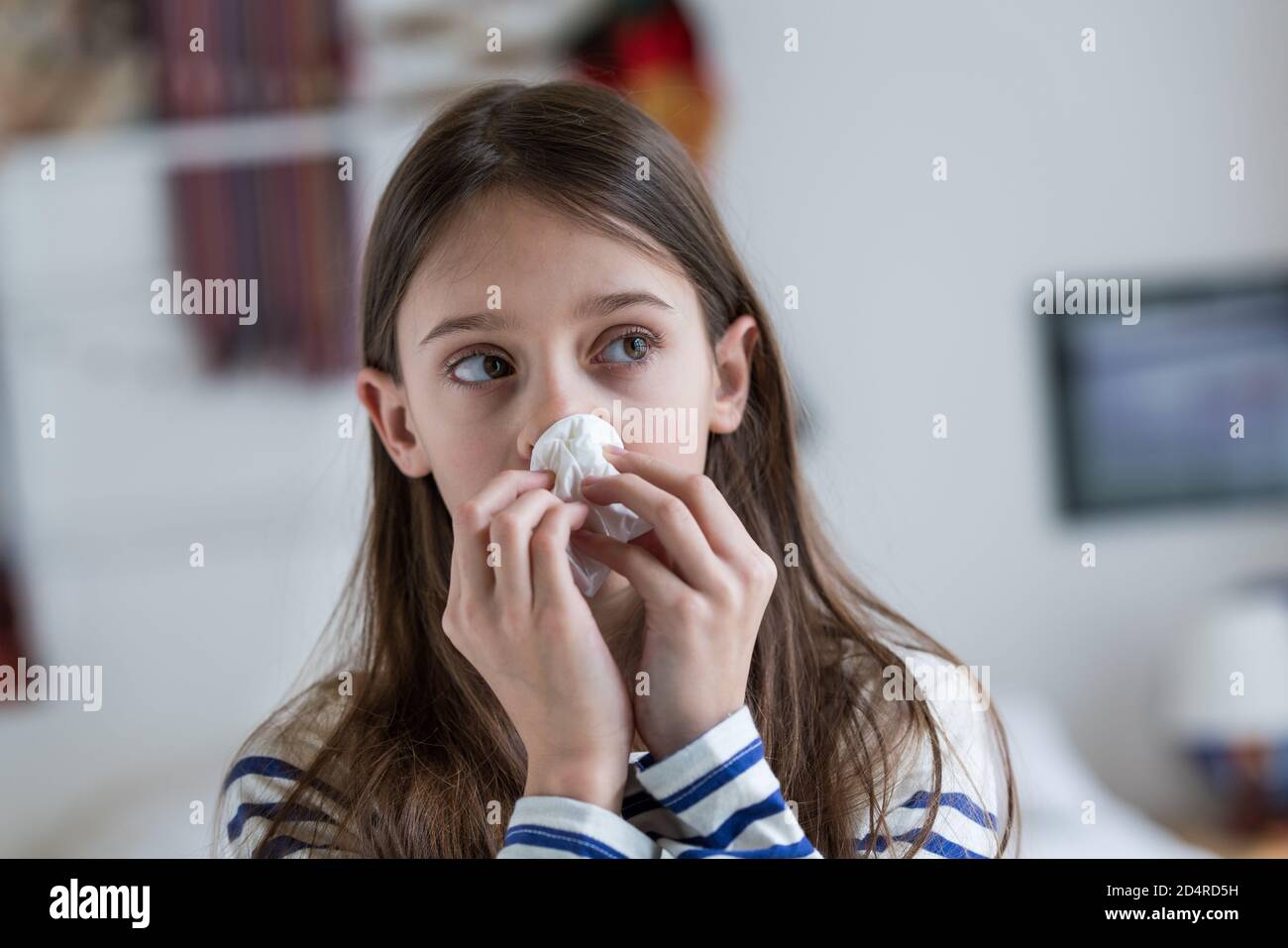 10-jähriges Mädchen mit Nasenbluten. Stockfoto