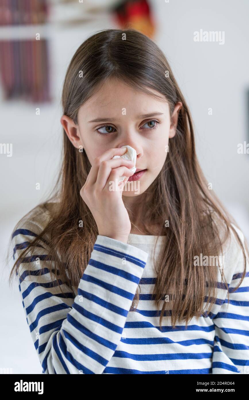 10-jähriges Mädchen mit Nasenbluten. Stockfoto