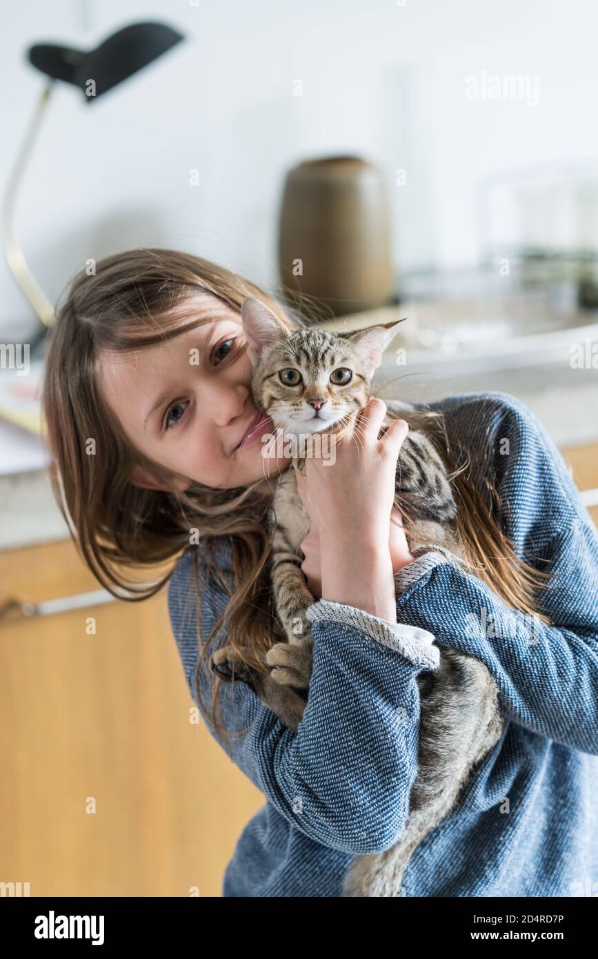 8 Jahre altes Mädchen mit einer Katze. Stockfoto