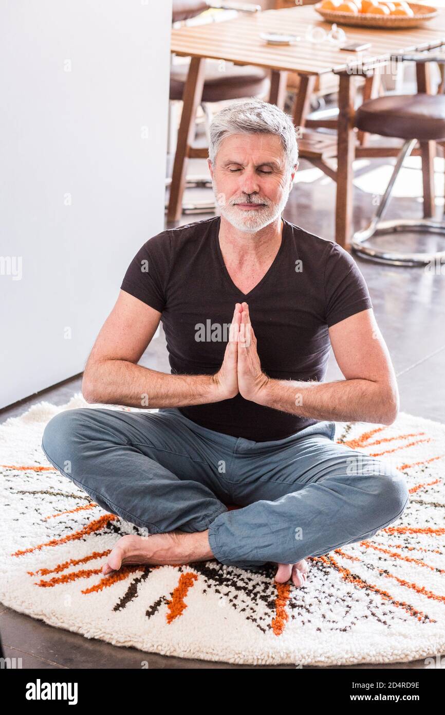 Mann, der Yoga praktiziert. Stockfoto