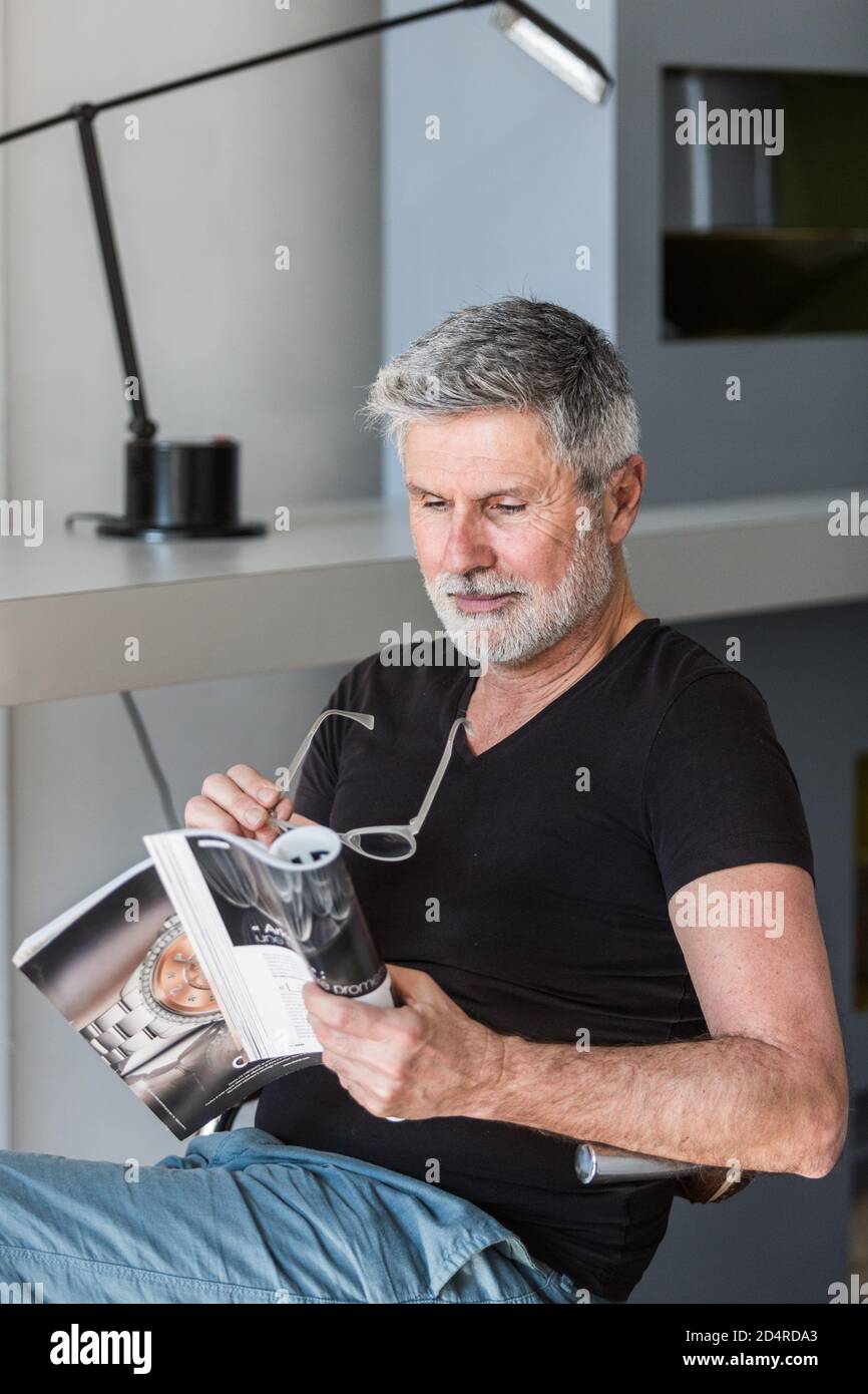 Mann liest. Stockfoto