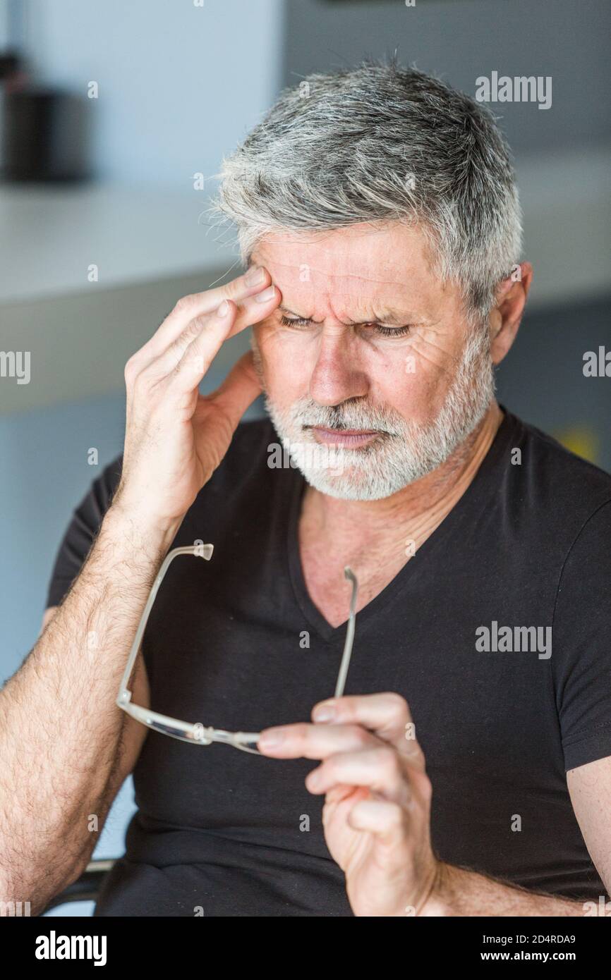 Mann leidet unter Kopfschmerzen. Stockfoto