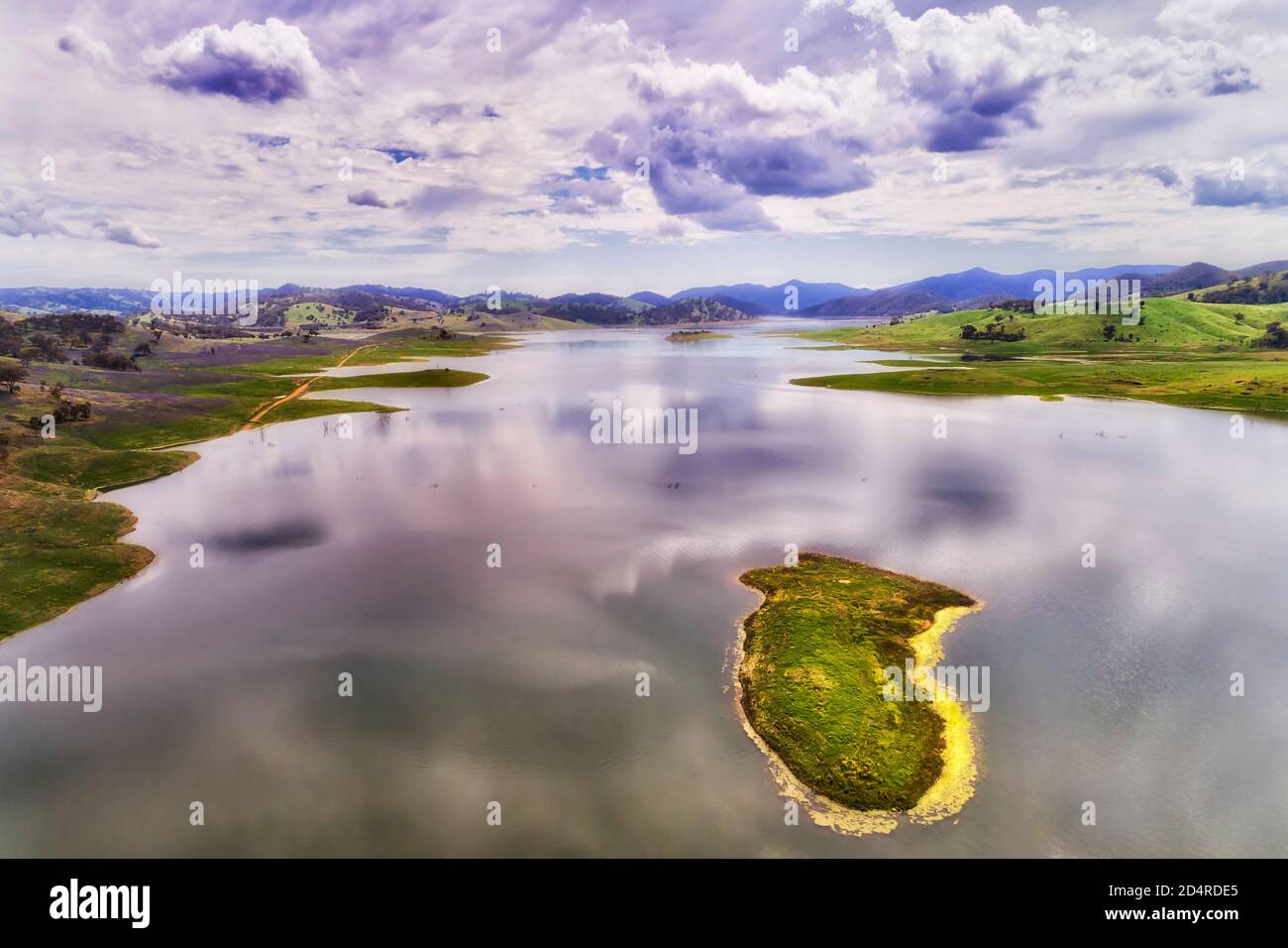 Kleines Stück Land umgeben von Wasser des Sees WIndamere auf Cudgegon Fluss über Damm. Stockfoto