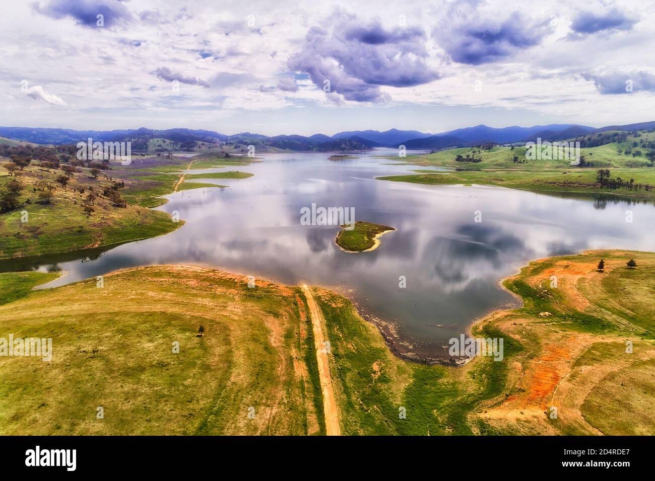 Lake Windamere über Damm auf Cudgegong Fluss - Luftaufnahme auf einem Tal. Stockfoto