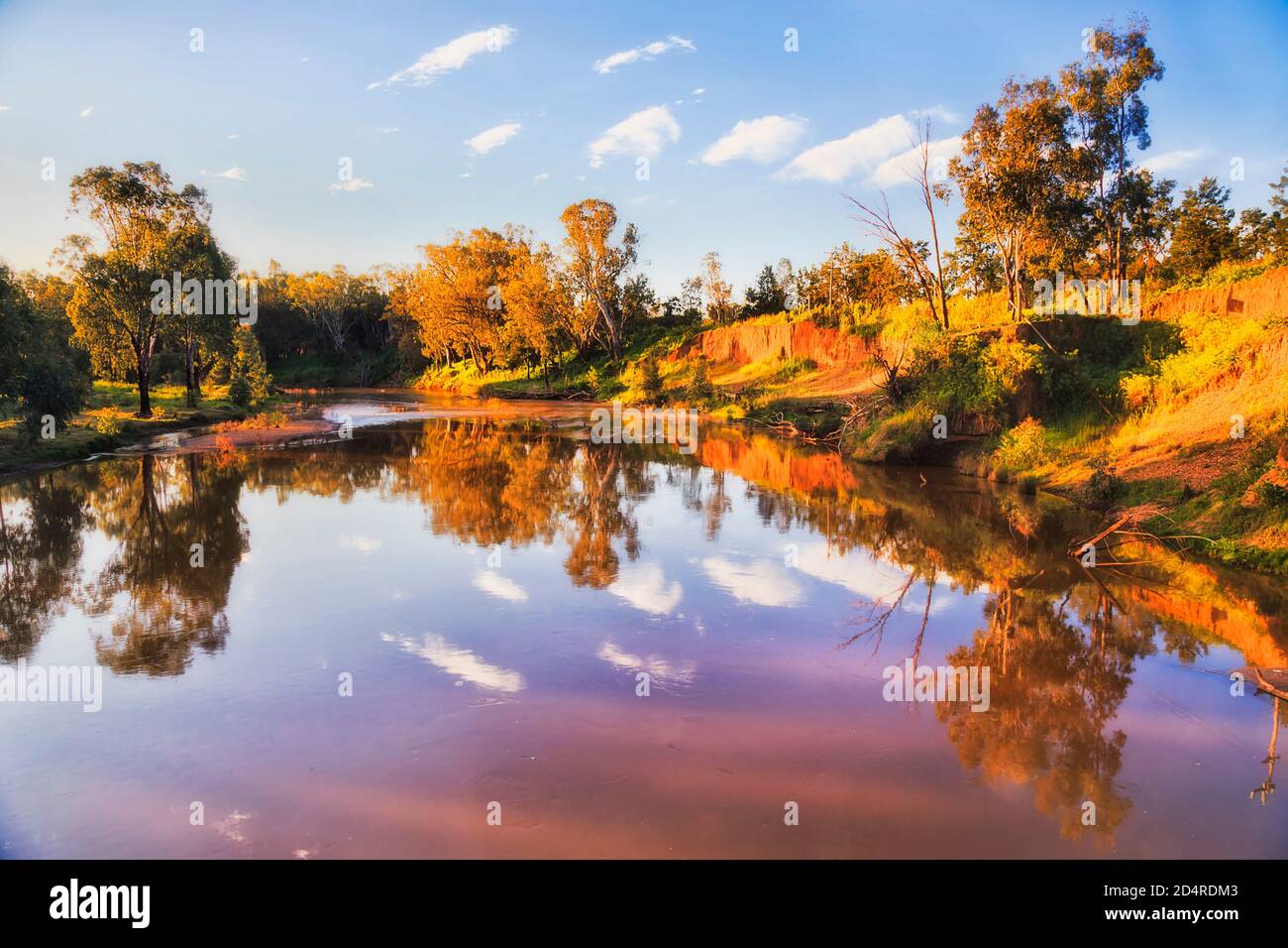 Macquarie River in Dubbo City of Australia NSW Western Plains bei Sonnenuntergang in warmem Sonnenlicht. Stockfoto