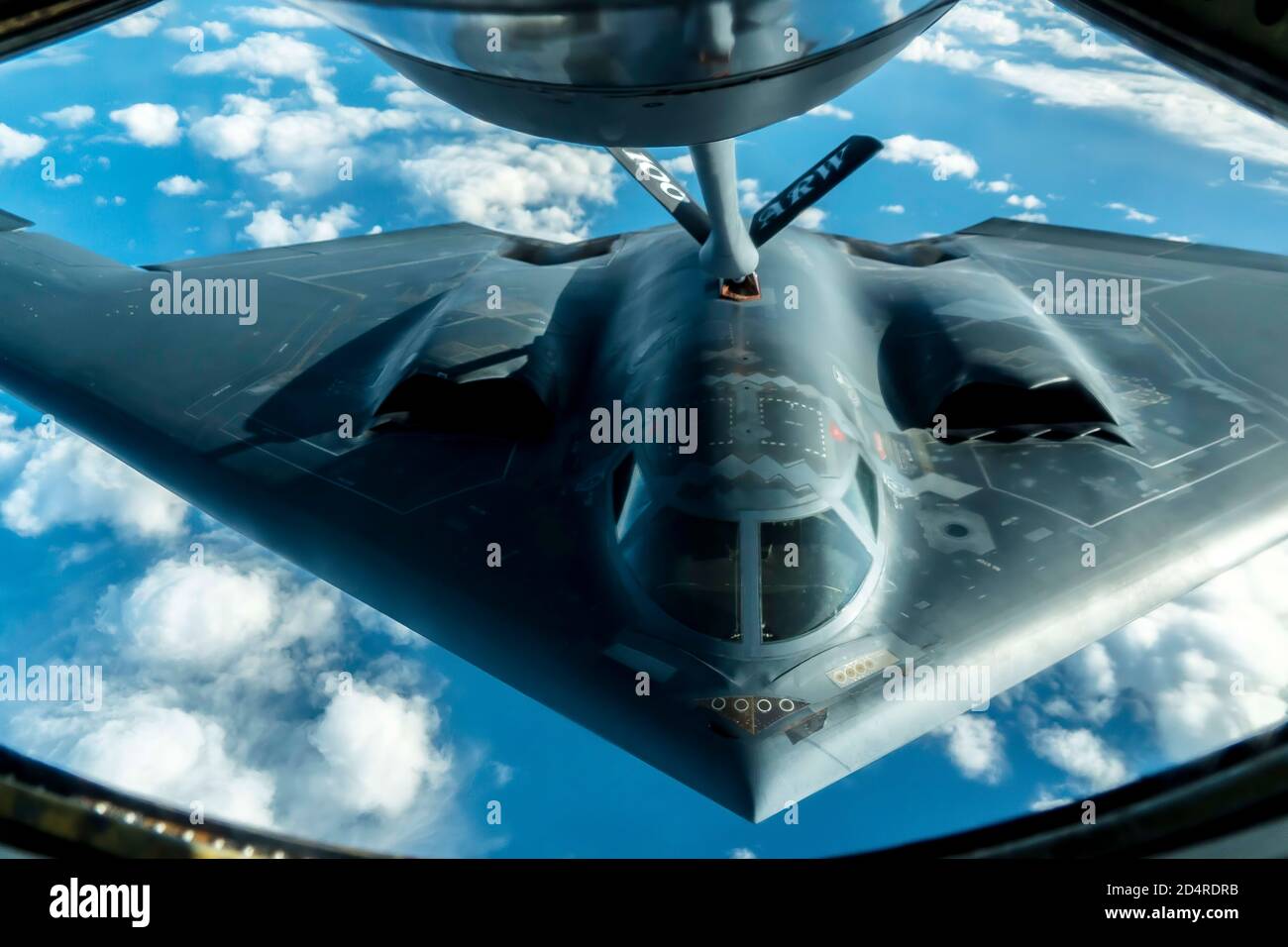 Ein US Air Force B-2 Spirit der 509th Bomb Wing von whiteman Air Force Base, Missouri zugewiesen wurde, empfängt von einem 100 Luftbetankung Flügel KC-135 Stratotanker während der globalen Thunder 20, Okt. 28, 2019. Globale Donner ist eine jährliche ausübt, die Bildungschancen für alle der Mission Bereiche US Strategic Command, gemeinsame Prüfungen und Ausbildungsmaßnahmen vor Ort, und hat einen besonderen Schwerpunkt auf die nukleare Bereitschaft. (U.S. Air Force Foto: Staff Sgt. Trevor T. McBride) Stockfoto