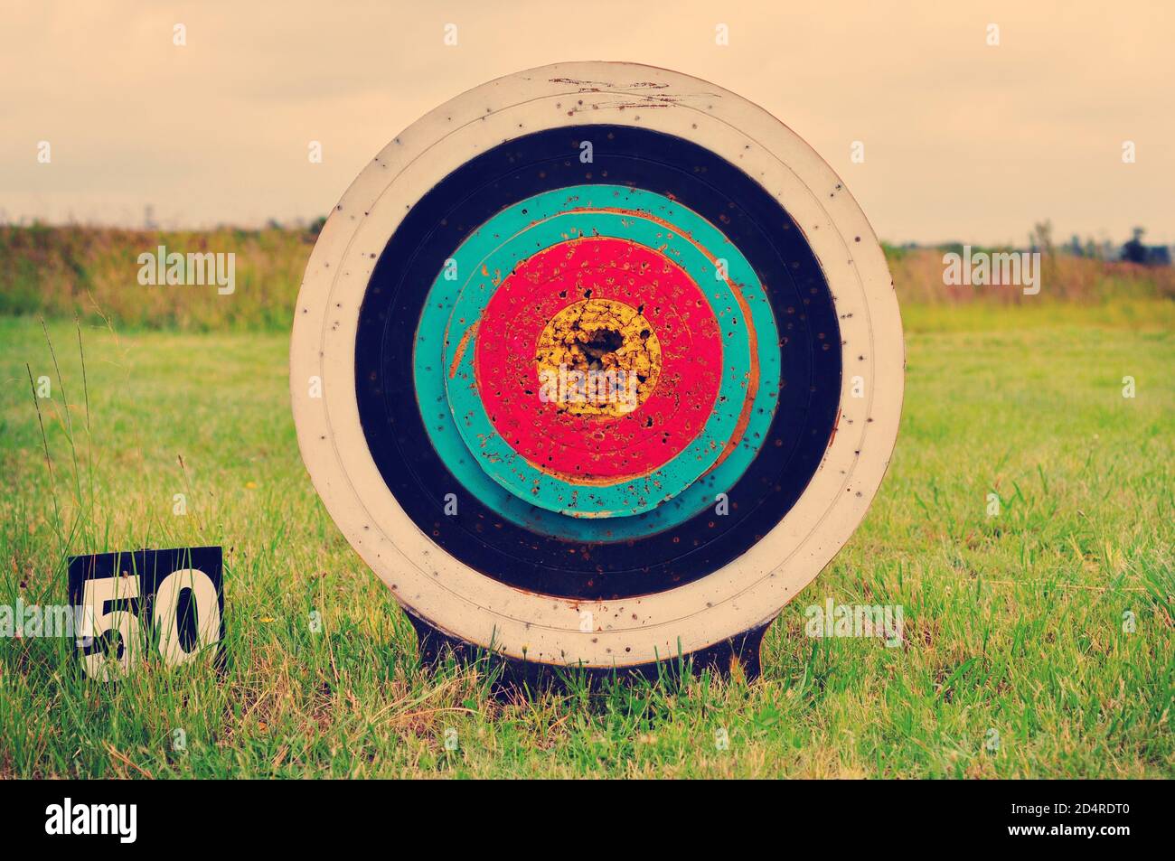 Runde Ziel mit Löchern, Bogenschießen Feld Stockfoto