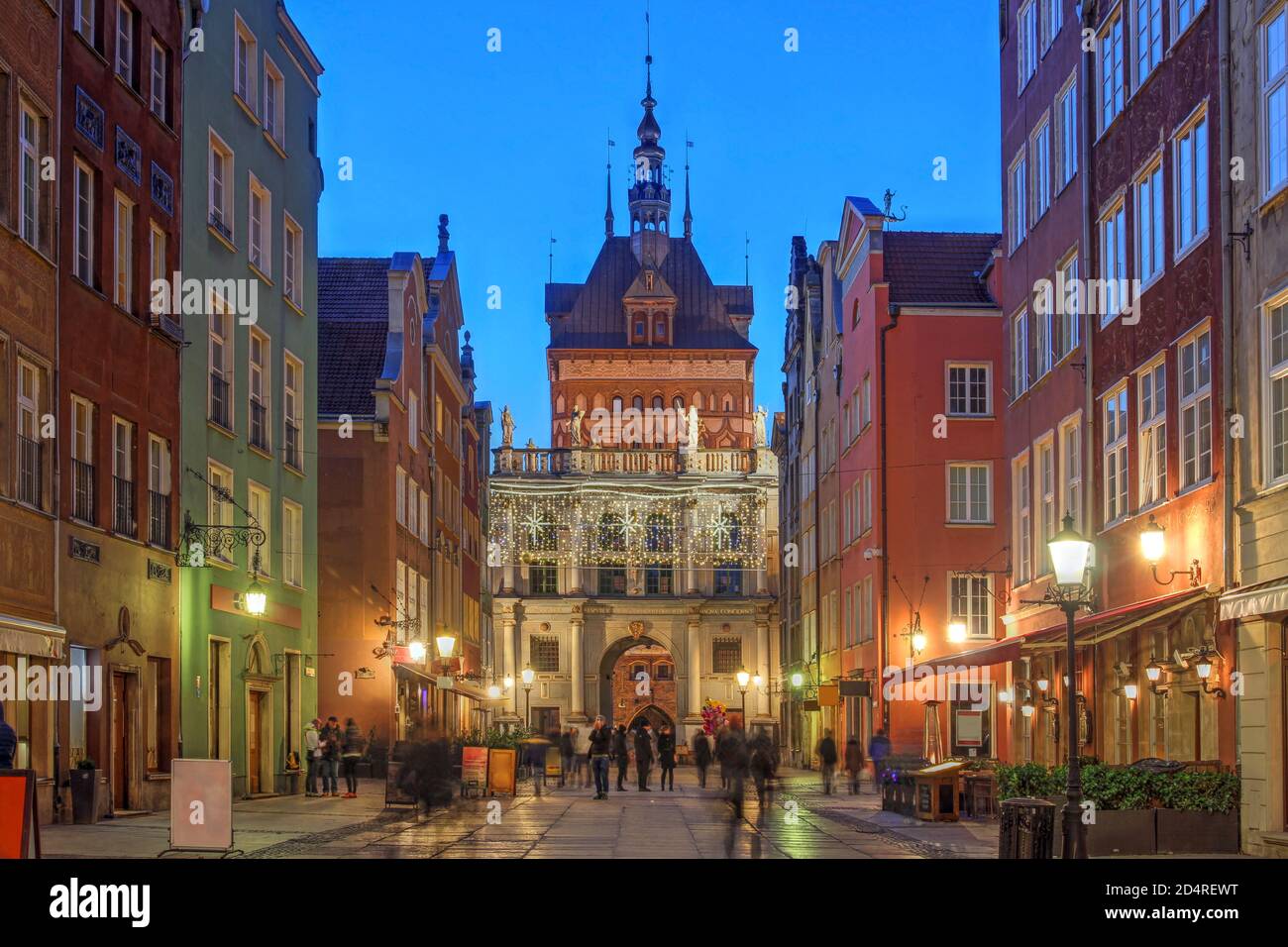 Nachtszene entlang der Dulga Straße im Zentrum von Danzig, Polen mit dem Goldenen Tor und dem Gefängnis Turm dahinter. Stockfoto