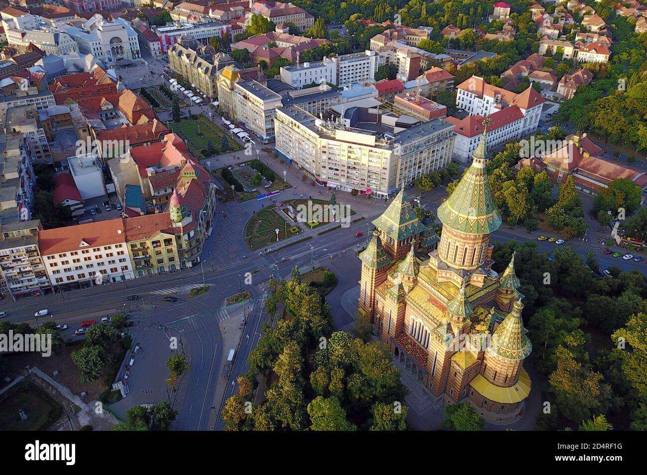 Luftaufnahme von Timisoara, Rumänien mit der Metropolitan Kathedrale und dem Siegesplatz (Piata Victoriei). Stockfoto